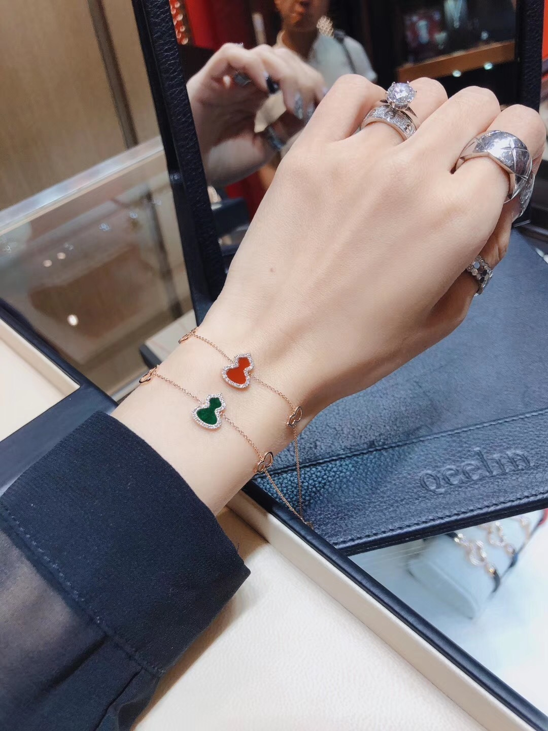 ¥ 140【我们出品】麒麟wulu系列手链    ZP💰11420+   可订做真金真钻版，量大咨询客Fu

Qeeli@麒麟葫芦珠宝采用 中国元素与现代设计融合，红色的玛瑙配合Wulu的形状，似红叶绚烂，如花朵绽放，点缀于造型之中，用隽永之色迎春纳福采用925纯银材质
水晶都是老师傅手工镶嵌，石头都是采用天然石，每一颗石头都是一比一配石，保证每一个手链上的石头都能够完美的和葫芦形状的凹槽完美合上，然后没有缝隙。这个很讲究工艺石头和手工镶嵌的钻的高度必须是一致达到一个水平线上，所以非常考验师傅的工艺，非常耗时耗力，才能把成品做的如此之好，请看实拍