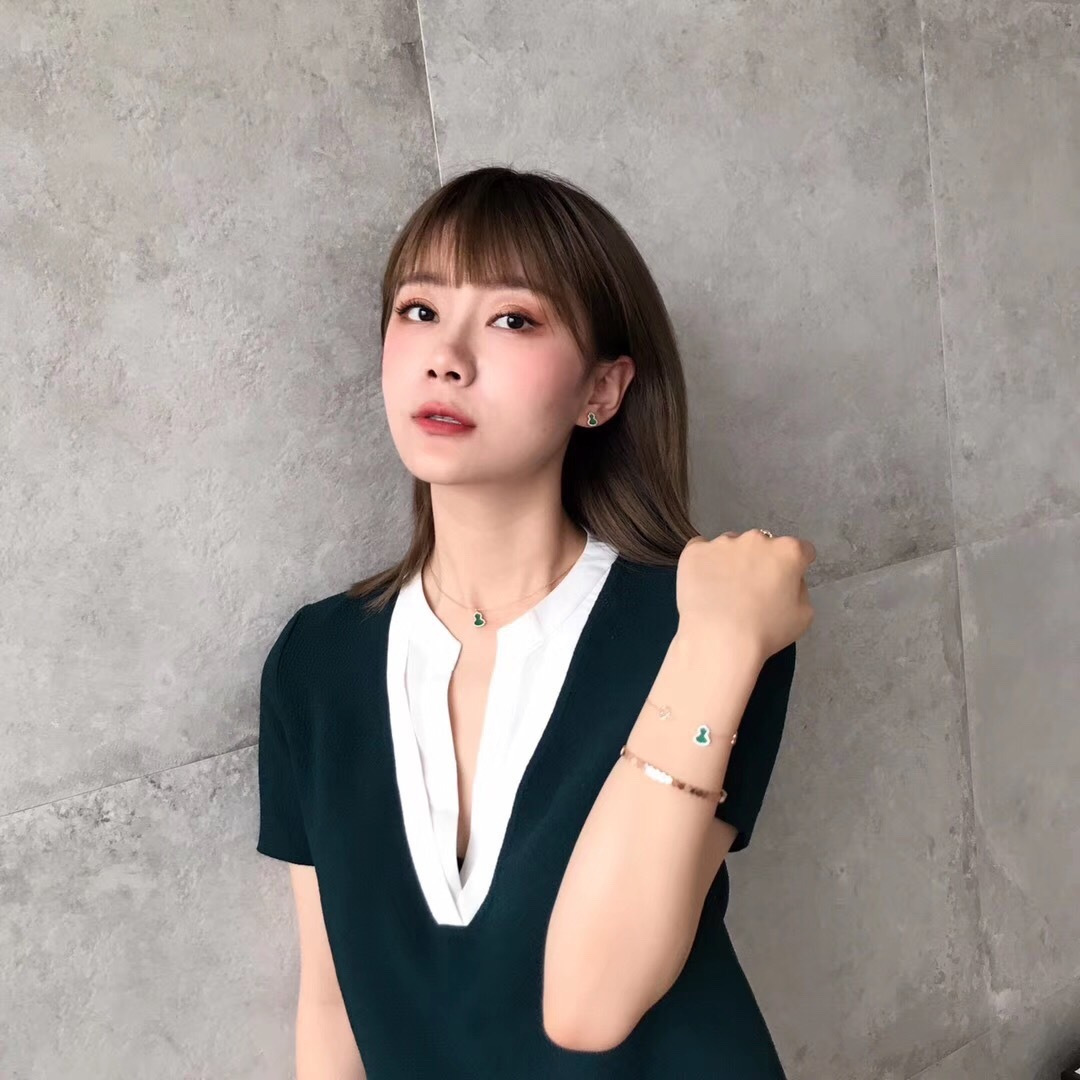 ¥ 140【我们出品】麒麟wulu系列手链    ZP💰11420+   可订做真金真钻版，量大咨询客Fu

Qeeli@麒麟葫芦珠宝采用 中国元素与现代设计融合，红色的玛瑙配合Wulu的形状，似红叶绚烂，如花朵绽放，点缀于造型之中，用隽永之色迎春纳福采用925纯银材质
水晶都是老师傅手工镶嵌，石头都是采用天然石，每一颗石头都是一比一配石，保证每一个手链上的石头都能够完美的和葫芦形状的凹槽完美合上，然后没有缝隙。这个很讲究工艺石头和手工镶嵌的钻的高度必须是一致达到一个水平线上，所以非常考验师傅的工艺，非常耗时耗力，才能把成品做的如此之好，请看实拍