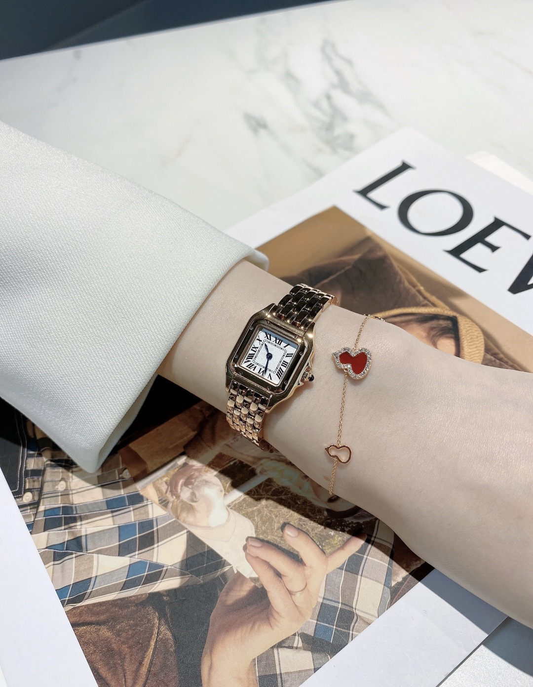 ¥ 140【我们出品】麒麟wulu系列手链    ZP💰11420+   可订做真金真钻版，量大咨询客Fu

Qeeli@麒麟葫芦珠宝采用 中国元素与现代设计融合，红色的玛瑙配合Wulu的形状，似红叶绚烂，如花朵绽放，点缀于造型之中，用隽永之色迎春纳福采用925纯银材质
水晶都是老师傅手工镶嵌，石头都是采用天然石，每一颗石头都是一比一配石，保证每一个手链上的石头都能够完美的和葫芦形状的凹槽完美合上，然后没有缝隙。这个很讲究工艺石头和手工镶嵌的钻的高度必须是一致达到一个水平线上，所以非常考验师傅的工艺，非常耗时耗力，才能把成品做的如此之好，请看实拍