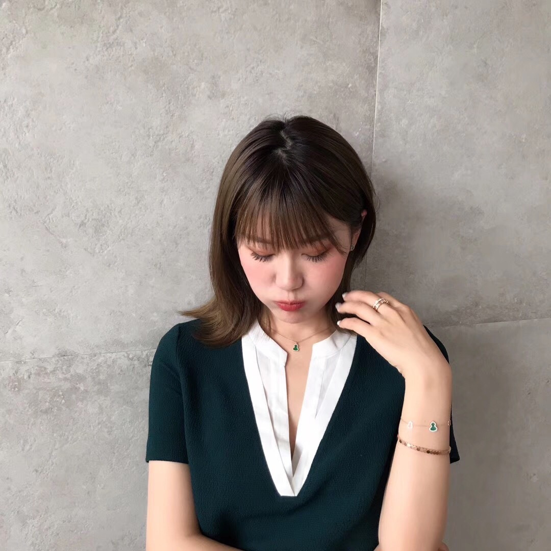 ¥ 140【我们出品】麒麟wulu系列手链    ZP💰11420+   可订做真金真钻版，量大咨询客Fu

Qeeli@麒麟葫芦珠宝采用 中国元素与现代设计融合，红色的玛瑙配合Wulu的形状，似红叶绚烂，如花朵绽放，点缀于造型之中，用隽永之色迎春纳福采用925纯银材质
水晶都是老师傅手工镶嵌，石头都是采用天然石，每一颗石头都是一比一配石，保证每一个手链上的石头都能够完美的和葫芦形状的凹槽完美合上，然后没有缝隙。这个很讲究工艺石头和手工镶嵌的钻的高度必须是一致达到一个水平线上，所以非常考验师傅的工艺，非常耗时耗力，才能把成品做的如此之好，请看实拍