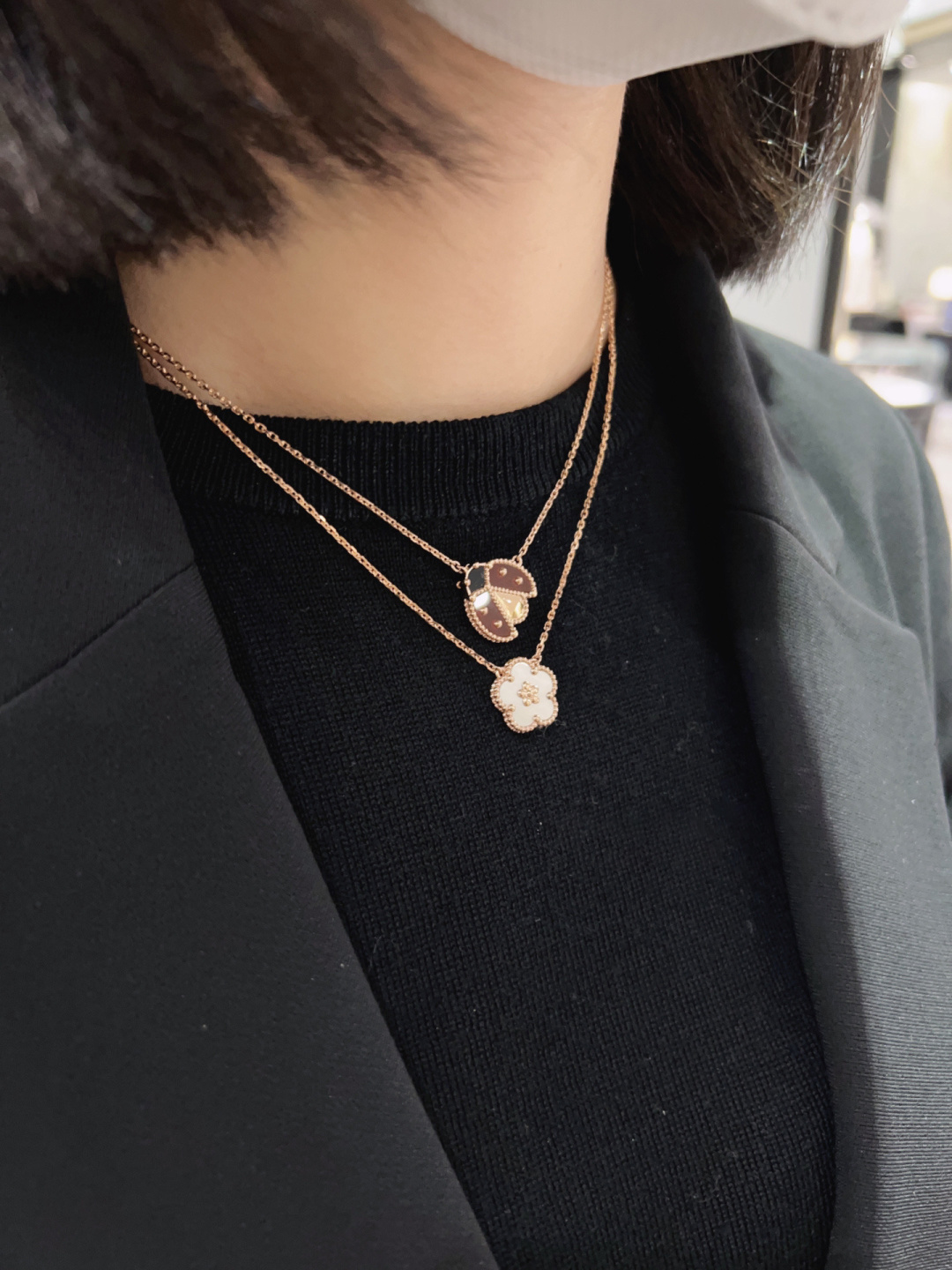 ¥ 200【我们出品】七星瓢虫项链 可订做真金真钻，只做对版ZP真金货，Pk市面各种金货❗️量大咨询客Fu

Lucky Spring系列以瓢虫和花卉主题图案，致敬Van Cleef & Arpels梵克雅宝所珍视的主题——万物复苏的春季。此系列作品采用玫瑰金、红玉髓和缟玛瑙打造，令世家世的迷人自然更加丰富多彩。通体采用925银，厚金电镀，保色程度更久。