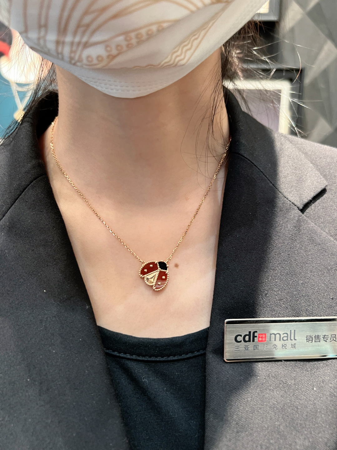 ¥ 200【我们出品】七星瓢虫项链 可订做真金真钻，只做对版ZP真金货，Pk市面各种金货❗️量大咨询客Fu

Lucky Spring系列以瓢虫和花卉主题图案，致敬Van Cleef & Arpels梵克雅宝所珍视的主题——万物复苏的春季。此系列作品采用玫瑰金、红玉髓和缟玛瑙打造，令世家世的迷人自然更加丰富多彩。通体采用925银，厚金电镀，保色程度更久。