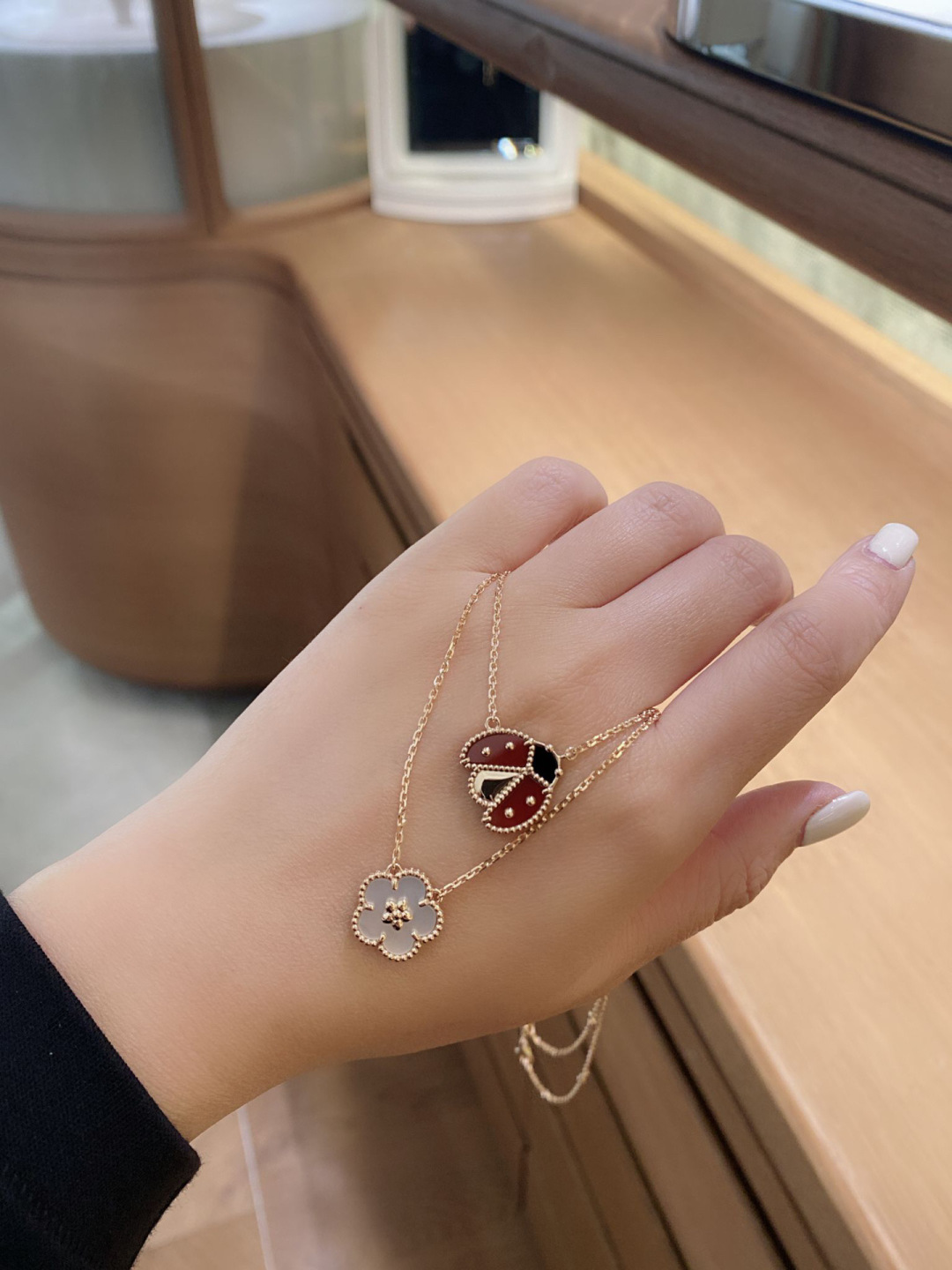 ¥ 200【我们出品】七星瓢虫项链 可订做真金真钻，只做对版ZP真金货，Pk市面各种金货❗️量大咨询客Fu

Lucky Spring系列以瓢虫和花卉主题图案，致敬Van Cleef & Arpels梵克雅宝所珍视的主题——万物复苏的春季。此系列作品采用玫瑰金、红玉髓和缟玛瑙打造，令世家世的迷人自然更加丰富多彩。通体采用925银，厚金电镀，保色程度更久。