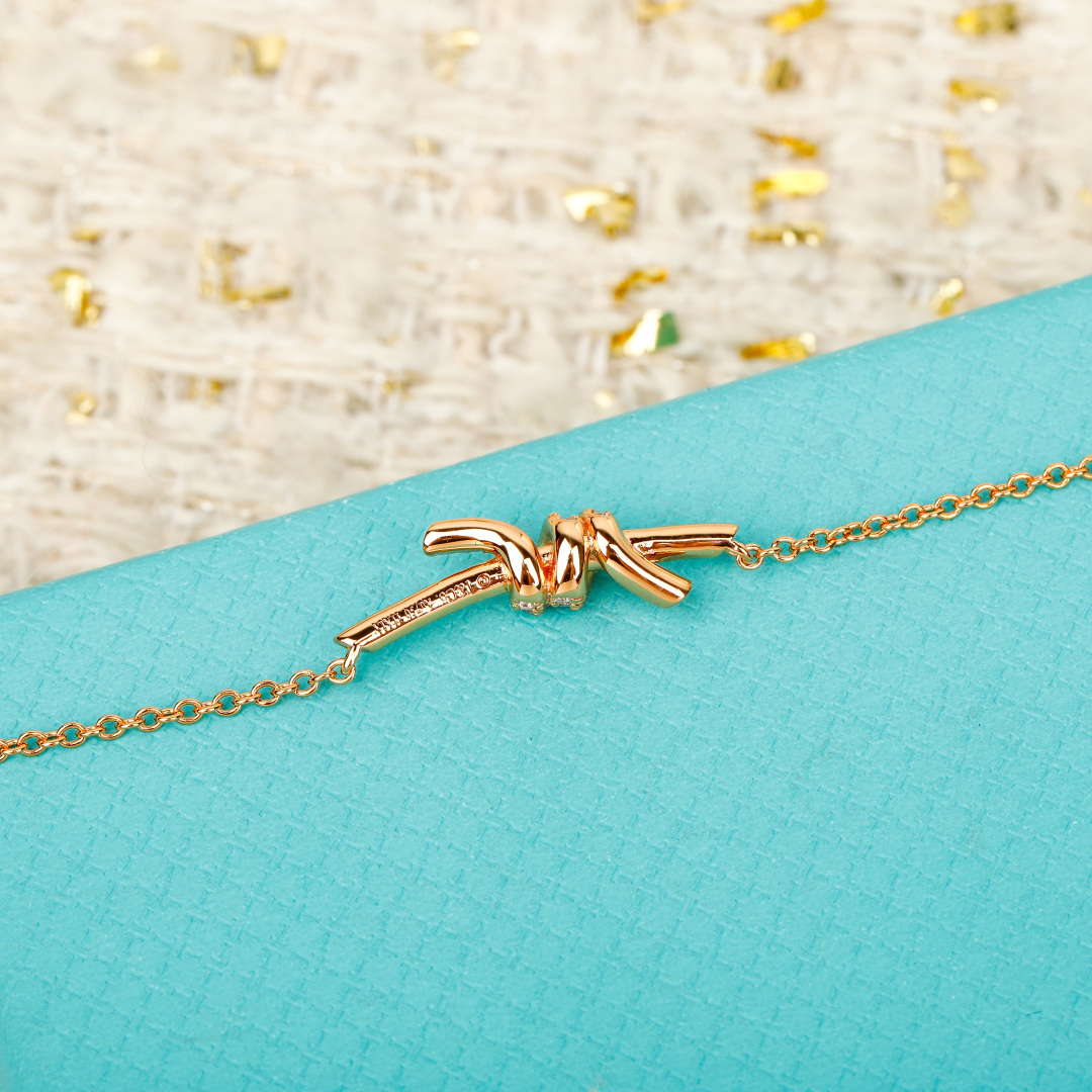 ¥ 160【我们出品】小号Knot项链，可订做真金真钻，Pk市面各种金货❗️量大咨询客Fu

【Knot项链】很精致，也不会过细。工艺非常有讲究，弧度线条都是根据人体工程设计确保舒适度，手工镶嵌钻石，通体采用925银，电镀厚金，保色程度更久。