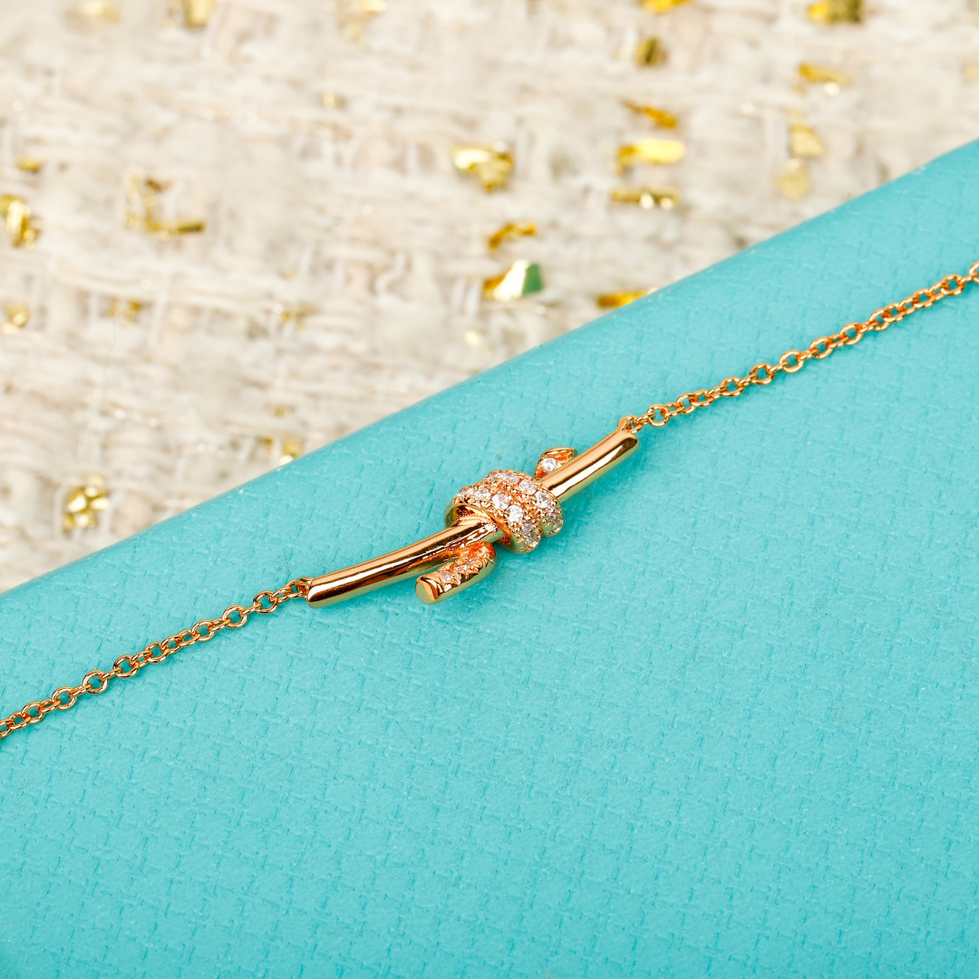 ¥ 160【我们出品】小号Knot项链，可订做真金真钻，Pk市面各种金货❗️量大咨询客Fu

【Knot项链】很精致，也不会过细。工艺非常有讲究，弧度线条都是根据人体工程设计确保舒适度，手工镶嵌钻石，通体采用925银，电镀厚金，保色程度更久。