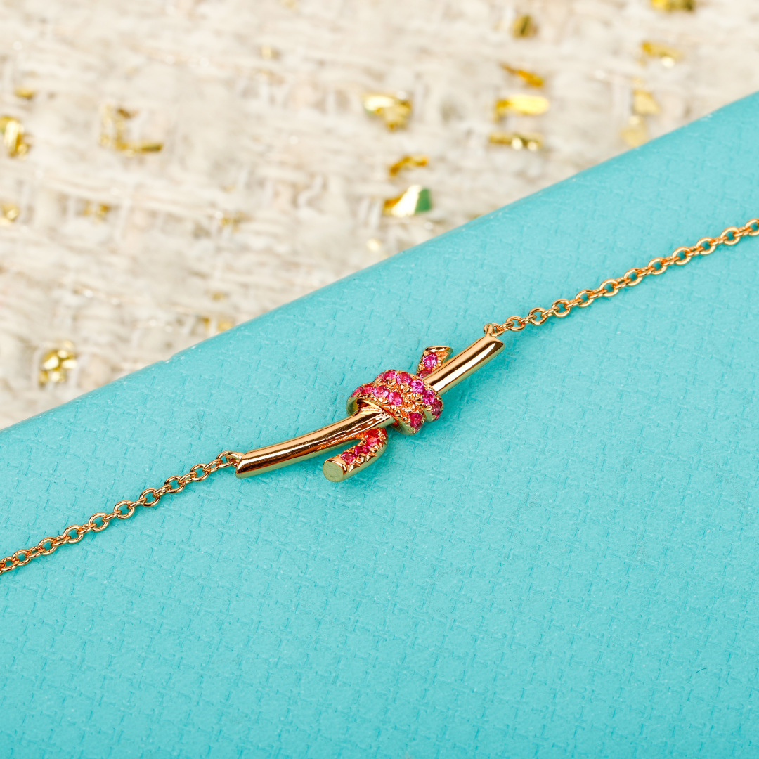 ¥ 160【我们出品】小号Knot项链，可订做真金真钻，Pk市面各种金货❗️量大咨询客Fu

【Knot项链】很精致，也不会过细。工艺非常有讲究，弧度线条都是根据人体工程设计确保舒适度，手工镶嵌钻石，通体采用925银，电镀厚金，保色程度更久。