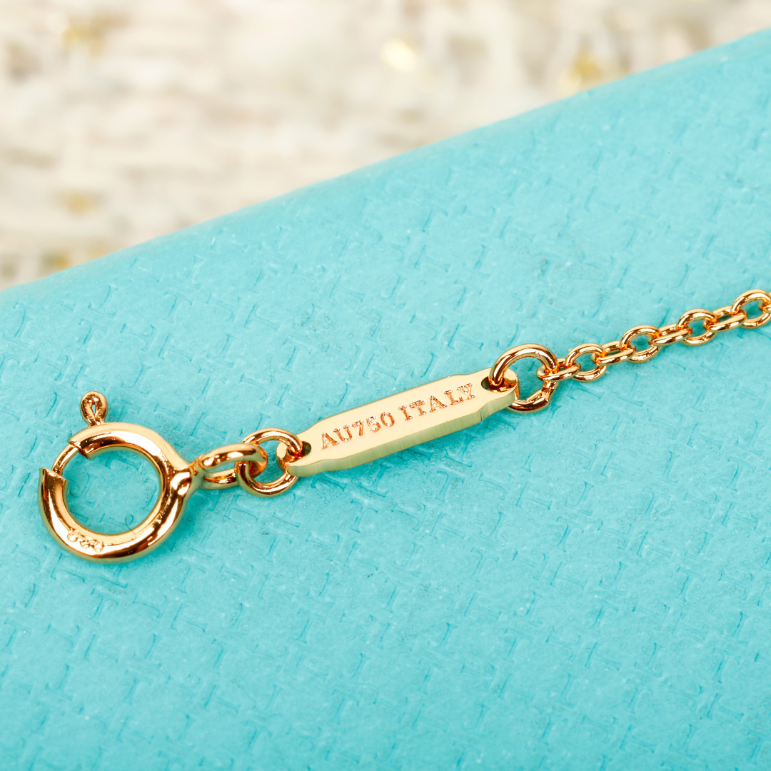 ¥ 160【我们出品】小号Knot项链，可订做真金真钻，Pk市面各种金货❗️量大咨询客Fu

【Knot项链】很精致，也不会过细。工艺非常有讲究，弧度线条都是根据人体工程设计确保舒适度，手工镶嵌钻石，通体采用925银，电镀厚金，保色程度更久。