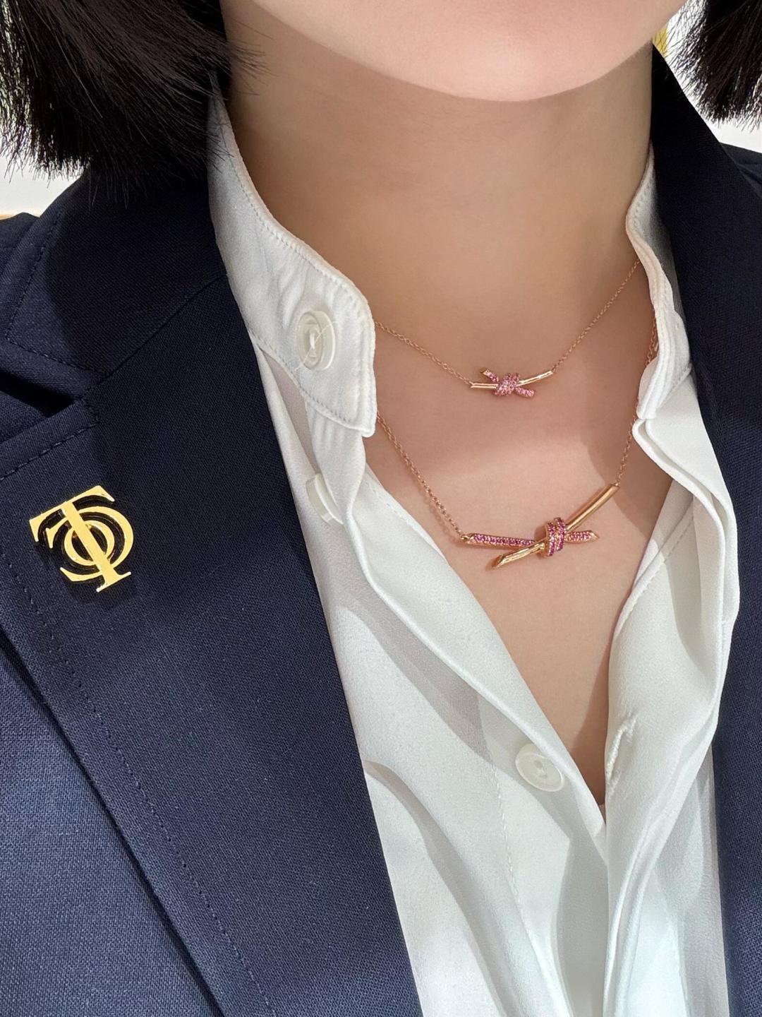 ¥ 160【我们出品】小号Knot项链，可订做真金真钻，Pk市面各种金货❗️量大咨询客Fu

【Knot项链】很精致，也不会过细。工艺非常有讲究，弧度线条都是根据人体工程设计确保舒适度，手工镶嵌钻石，通体采用925银，电镀厚金，保色程度更久。