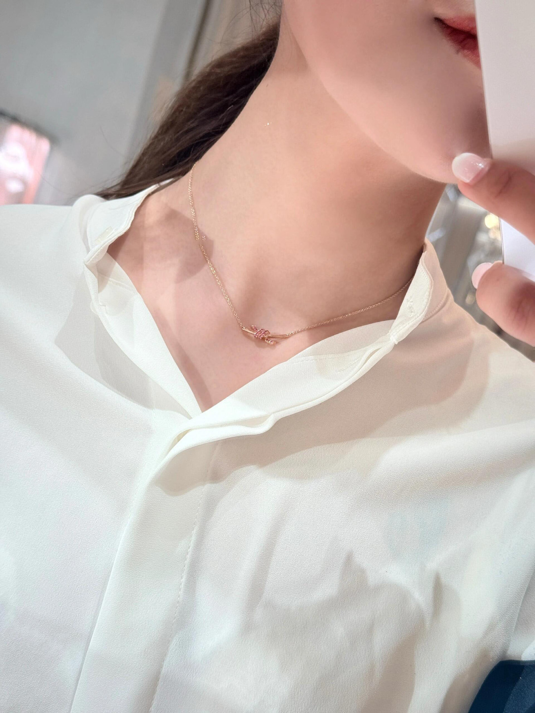 ¥ 160【我们出品】小号Knot项链，可订做真金真钻，Pk市面各种金货❗️量大咨询客Fu

【Knot项链】很精致，也不会过细。工艺非常有讲究，弧度线条都是根据人体工程设计确保舒适度，手工镶嵌钻石，通体采用925银，电镀厚金，保色程度更久。