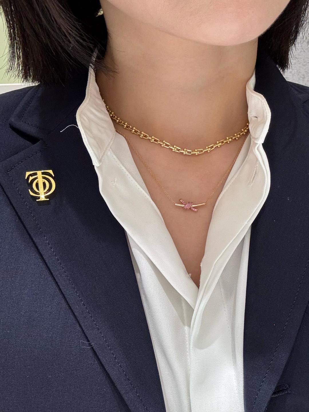 ¥ 160【我们出品】小号Knot项链，可订做真金真钻，Pk市面各种金货❗️量大咨询客Fu

【Knot项链】很精致，也不会过细。工艺非常有讲究，弧度线条都是根据人体工程设计确保舒适度，手工镶嵌钻石，通体采用925银，电镀厚金，保色程度更久。