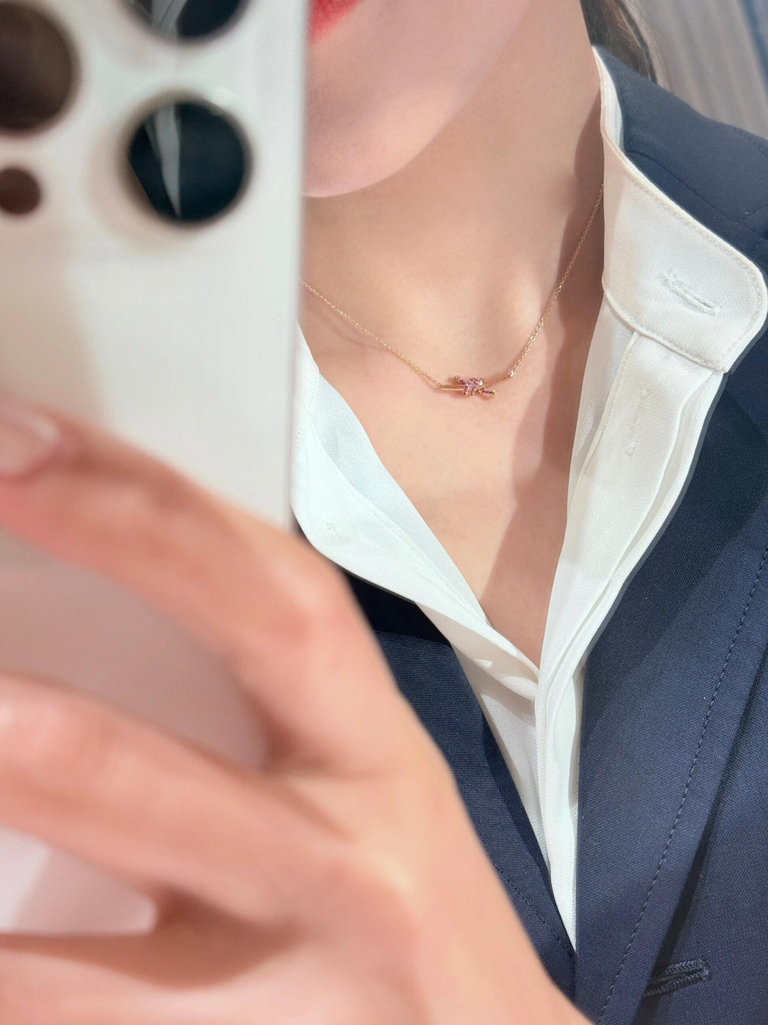 ¥ 160【我们出品】小号Knot项链，可订做真金真钻，Pk市面各种金货❗️量大咨询客Fu

【Knot项链】很精致，也不会过细。工艺非常有讲究，弧度线条都是根据人体工程设计确保舒适度，手工镶嵌钻石，通体采用925银，电镀厚金，保色程度更久。