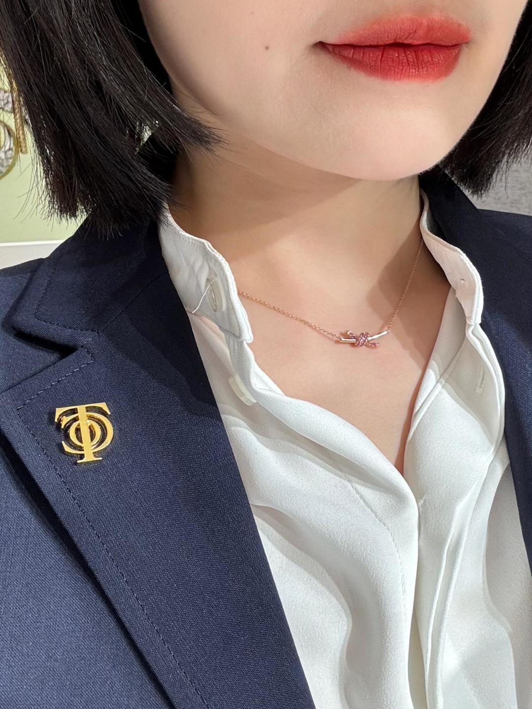 ¥ 160【我们出品】小号Knot项链，可订做真金真钻，Pk市面各种金货❗️量大咨询客Fu

【Knot项链】很精致，也不会过细。工艺非常有讲究，弧度线条都是根据人体工程设计确保舒适度，手工镶嵌钻石，通体采用925银，电镀厚金，保色程度更久。