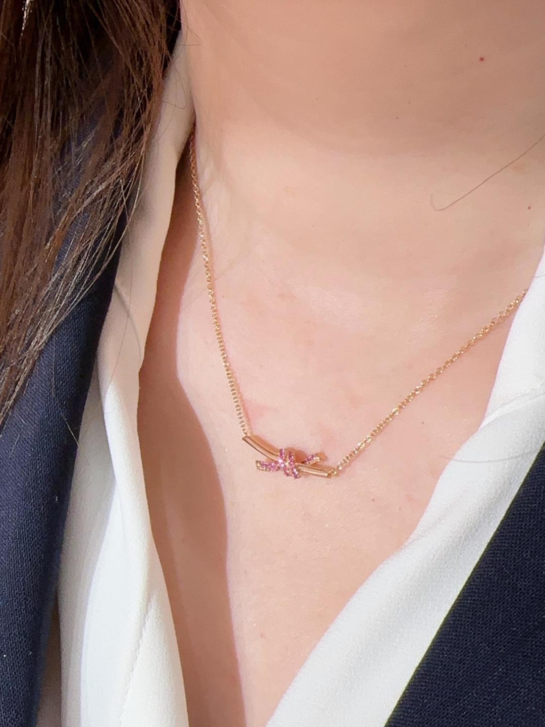 ¥ 160【我们出品】小号Knot项链，可订做真金真钻，Pk市面各种金货❗️量大咨询客Fu

【Knot项链】很精致，也不会过细。工艺非常有讲究，弧度线条都是根据人体工程设计确保舒适度，手工镶嵌钻石，通体采用925银，电镀厚金，保色程度更久。