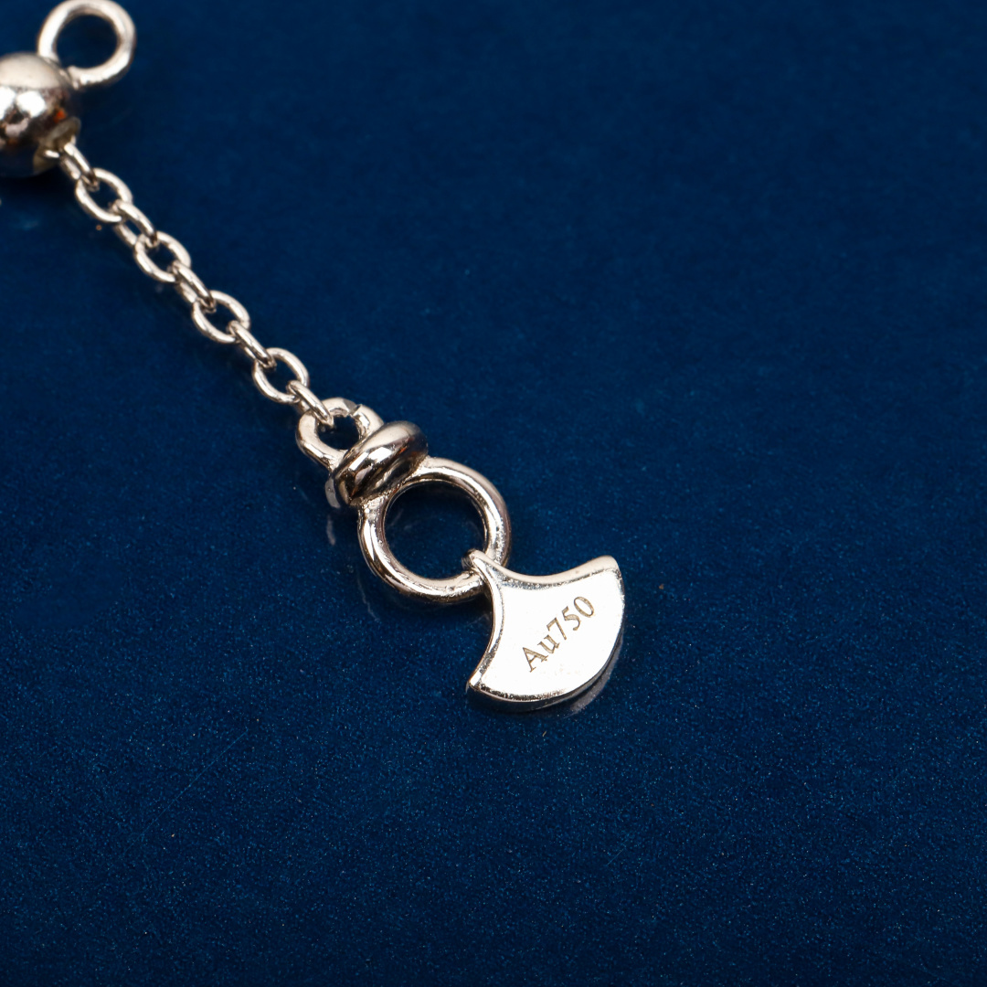 ¥ 200【我们出品】 幻影蝴蝶项链，可订做真金真钻，只做对版ZP真金货，Pk市面各种金货❗️量大咨询客Fu

Princess满钻蝴蝶项链💓💓💓GR@FF的款，高级珠宝的设计大气耐看，很精美的一款蝴蝶项链，翩翩姿态，优雅高贵。镂空仙子能够成就你成为高级仙子，灵动闪现💓幻影蝴蝶作为G家标志性款式，款式的美感毋庸置疑。上身是比较有存在感的一款项链，大小适中不浮夸，搭配裙装超级美。通体925银材质，镶嵌定制进口仿真钻。