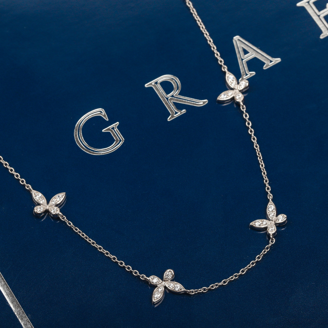 ¥ 200【我们出品】 幻影蝴蝶项链，可订做真金真钻，只做对版ZP真金货，Pk市面各种金货❗️量大咨询客Fu

Princess满钻蝴蝶项链💓💓💓GR@FF的款，高级珠宝的设计大气耐看，很精美的一款蝴蝶项链，翩翩姿态，优雅高贵。镂空仙子能够成就你成为高级仙子，灵动闪现💓幻影蝴蝶作为G家标志性款式，款式的美感毋庸置疑。上身是比较有存在感的一款项链，大小适中不浮夸，搭配裙装超级美。通体925银材质，镶嵌定制进口仿真钻。