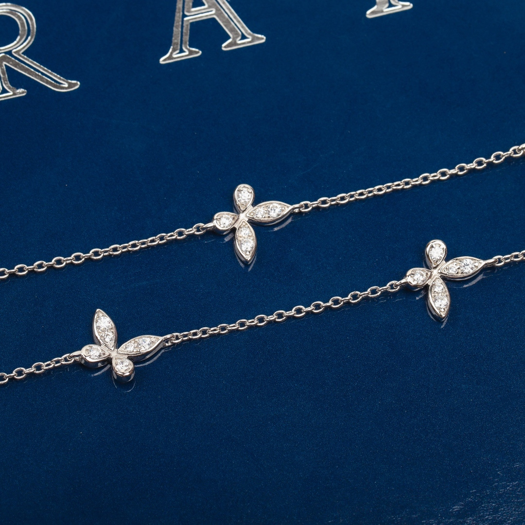 ¥ 200【我们出品】 幻影蝴蝶项链，可订做真金真钻，只做对版ZP真金货，Pk市面各种金货❗️量大咨询客Fu

Princess满钻蝴蝶项链💓💓💓GR@FF的款，高级珠宝的设计大气耐看，很精美的一款蝴蝶项链，翩翩姿态，优雅高贵。镂空仙子能够成就你成为高级仙子，灵动闪现💓幻影蝴蝶作为G家标志性款式，款式的美感毋庸置疑。上身是比较有存在感的一款项链，大小适中不浮夸，搭配裙装超级美。通体925银材质，镶嵌定制进口仿真钻。