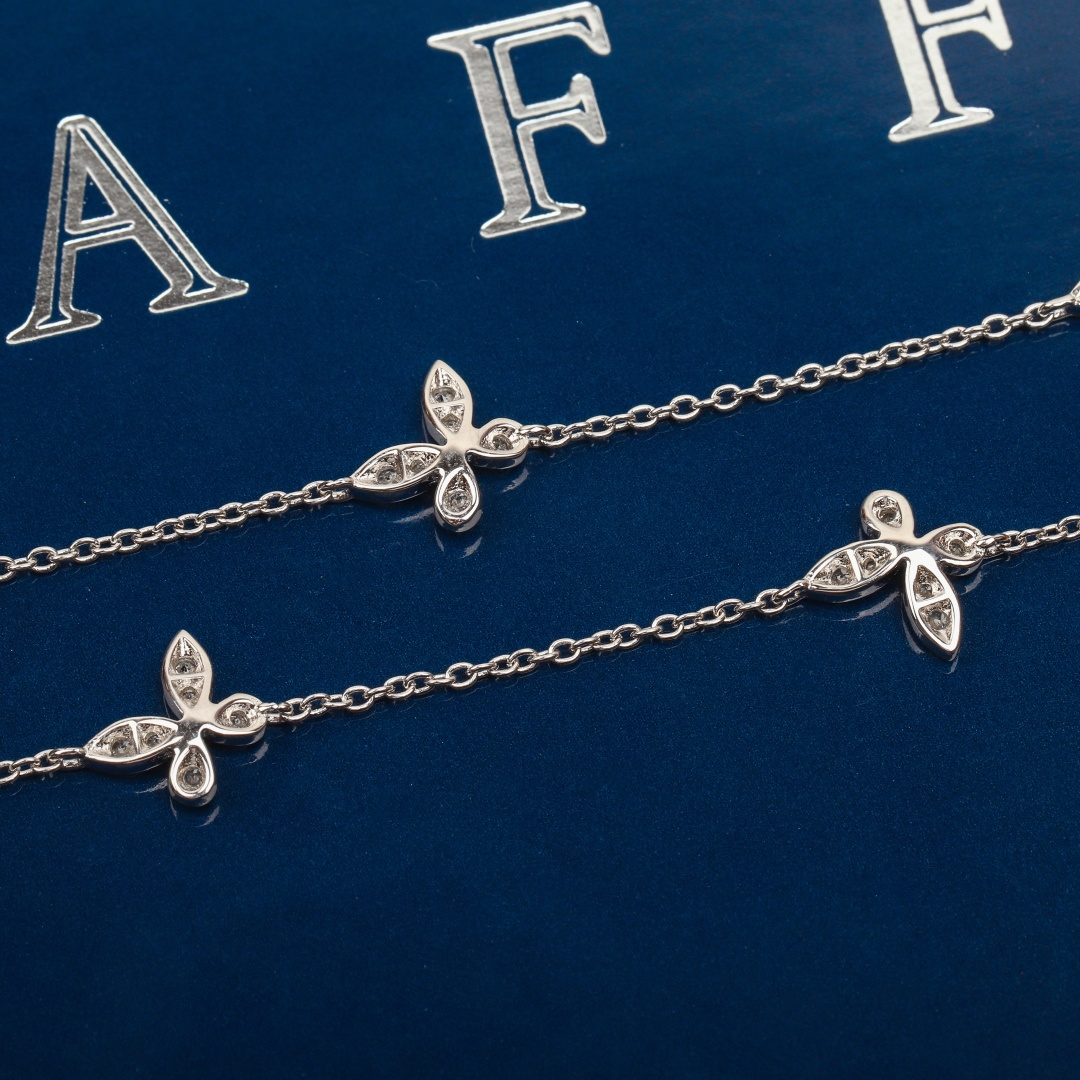 ¥ 200【我们出品】 幻影蝴蝶项链，可订做真金真钻，只做对版ZP真金货，Pk市面各种金货❗️量大咨询客Fu

Princess满钻蝴蝶项链💓💓💓GR@FF的款，高级珠宝的设计大气耐看，很精美的一款蝴蝶项链，翩翩姿态，优雅高贵。镂空仙子能够成就你成为高级仙子，灵动闪现💓幻影蝴蝶作为G家标志性款式，款式的美感毋庸置疑。上身是比较有存在感的一款项链，大小适中不浮夸，搭配裙装超级美。通体925银材质，镶嵌定制进口仿真钻。