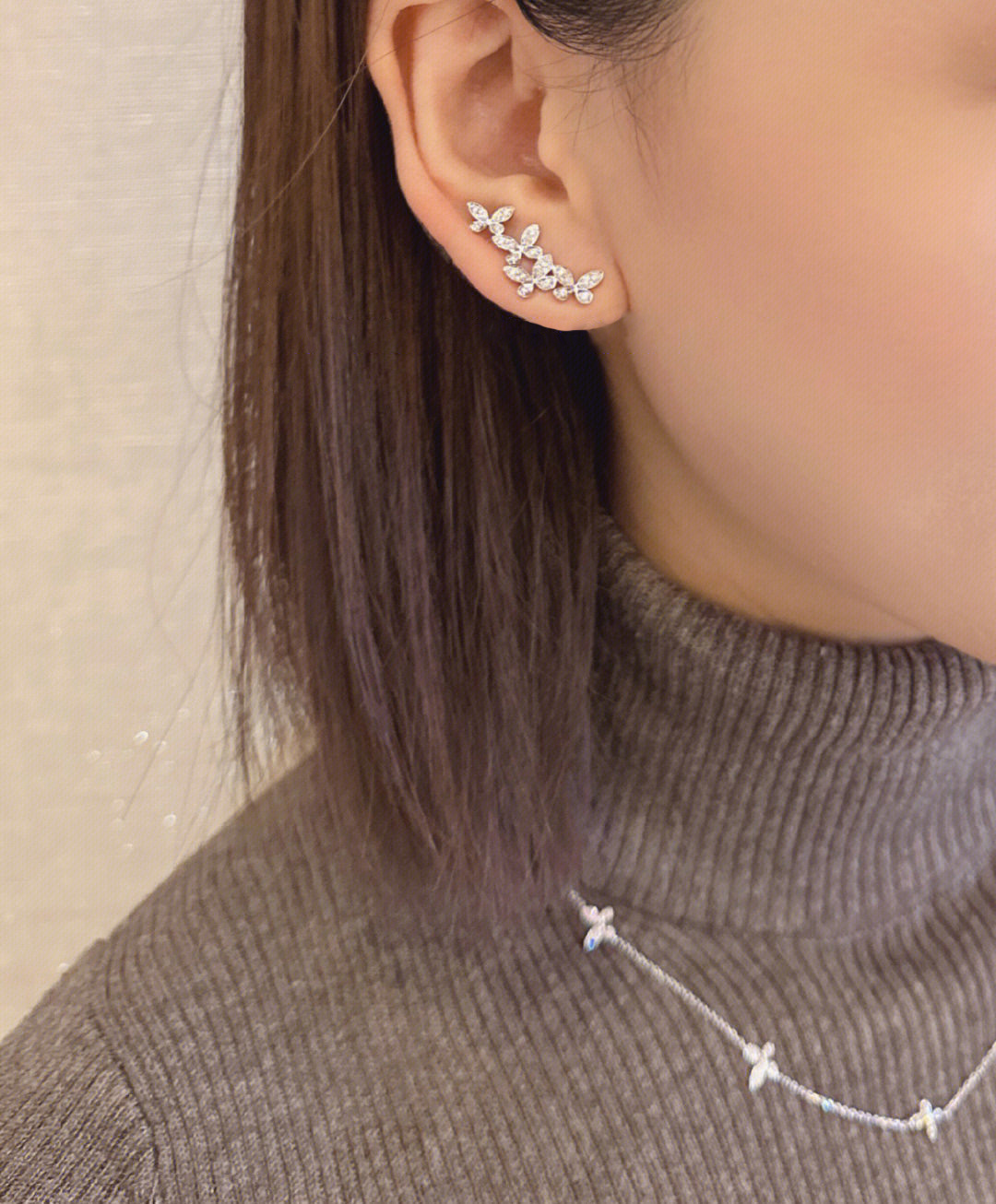 ¥ 200【我们出品】 幻影蝴蝶项链，可订做真金真钻，只做对版ZP真金货，Pk市面各种金货❗️量大咨询客Fu

Princess满钻蝴蝶项链💓💓💓GR@FF的款，高级珠宝的设计大气耐看，很精美的一款蝴蝶项链，翩翩姿态，优雅高贵。镂空仙子能够成就你成为高级仙子，灵动闪现💓幻影蝴蝶作为G家标志性款式，款式的美感毋庸置疑。上身是比较有存在感的一款项链，大小适中不浮夸，搭配裙装超级美。通体925银材质，镶嵌定制进口仿真钻。