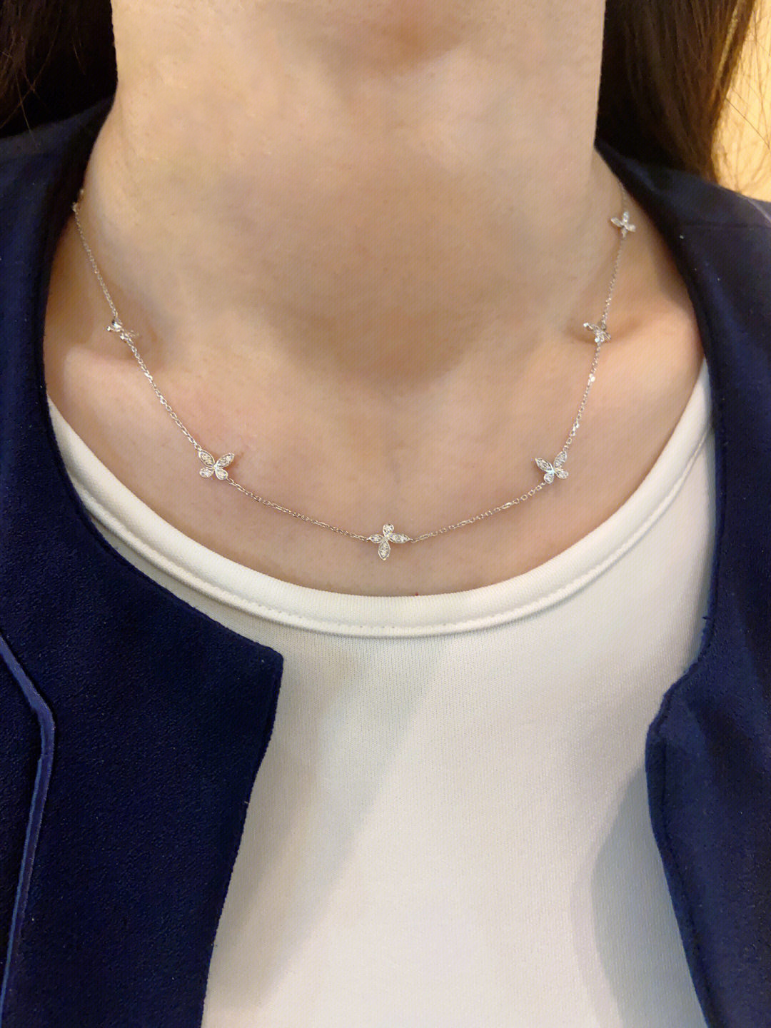 ¥ 200【我们出品】 幻影蝴蝶项链，可订做真金真钻，只做对版ZP真金货，Pk市面各种金货❗️量大咨询客Fu

Princess满钻蝴蝶项链💓💓💓GR@FF的款，高级珠宝的设计大气耐看，很精美的一款蝴蝶项链，翩翩姿态，优雅高贵。镂空仙子能够成就你成为高级仙子，灵动闪现💓幻影蝴蝶作为G家标志性款式，款式的美感毋庸置疑。上身是比较有存在感的一款项链，大小适中不浮夸，搭配裙装超级美。通体925银材质，镶嵌定制进口仿真钻。