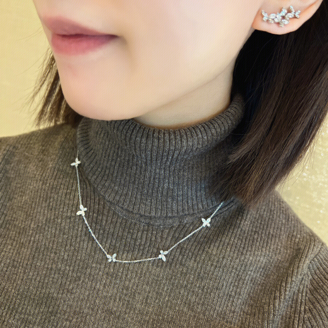 ¥ 200【我们出品】 幻影蝴蝶项链，可订做真金真钻，只做对版ZP真金货，Pk市面各种金货❗️量大咨询客Fu

Princess满钻蝴蝶项链💓💓💓GR@FF的款，高级珠宝的设计大气耐看，很精美的一款蝴蝶项链，翩翩姿态，优雅高贵。镂空仙子能够成就你成为高级仙子，灵动闪现💓幻影蝴蝶作为G家标志性款式，款式的美感毋庸置疑。上身是比较有存在感的一款项链，大小适中不浮夸，搭配裙装超级美。通体925银材质，镶嵌定制进口仿真钻。