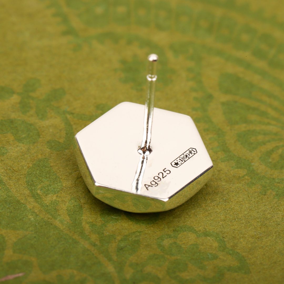 ¥ 180【我们出品】雕花耳钉，贵妇标配。纯银材质，量大价询客Fu

这款耳钉采用银925匠心打造，精心点缀Gucci商标刻花。刻面设计尽释品牌珠宝美学，令配饰更显考究不凡。通体采用925银，保色程度更久。