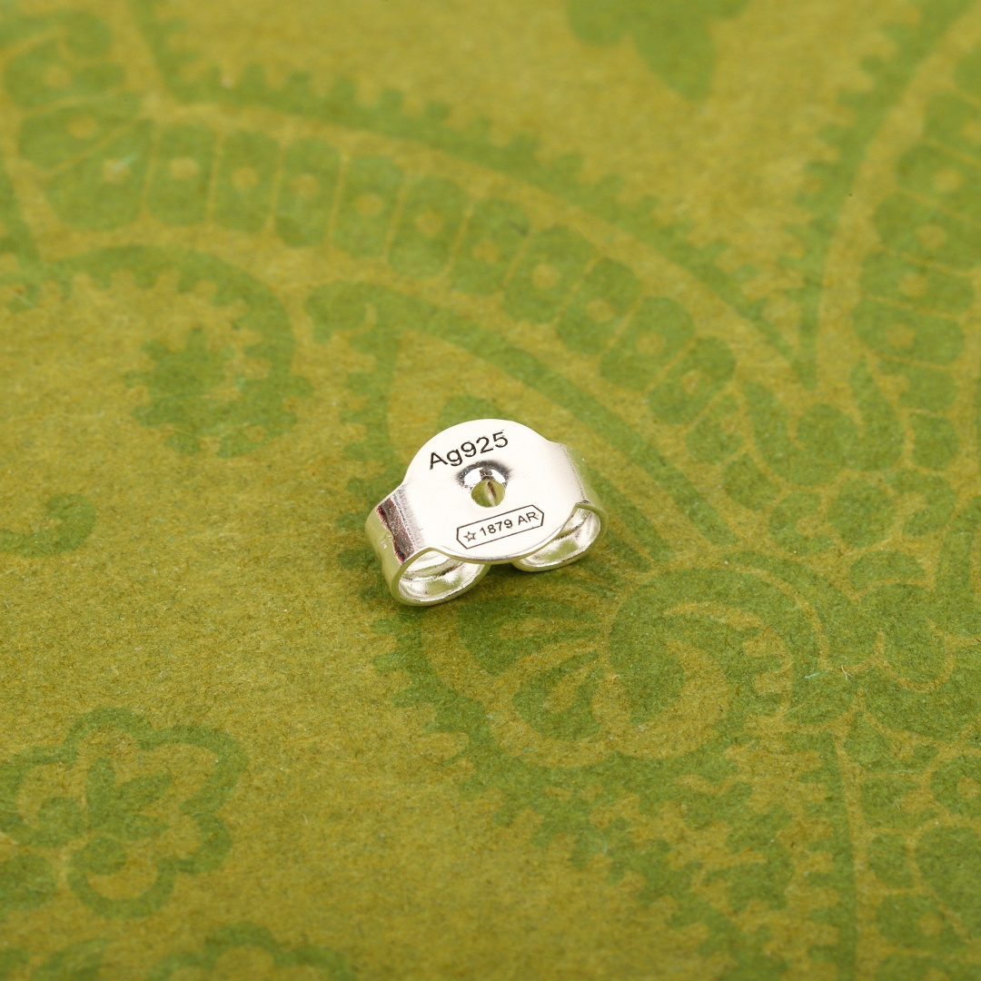 ¥ 180【我们出品】雕花耳钉，贵妇标配。纯银材质，量大价询客Fu

这款耳钉采用银925匠心打造，精心点缀Gucci商标刻花。刻面设计尽释品牌珠宝美学，令配饰更显考究不凡。通体采用925银，保色程度更久。