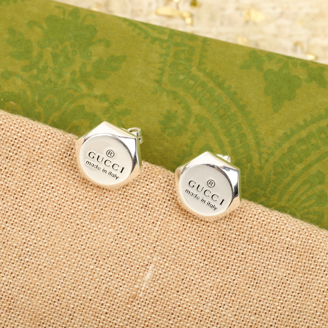 ¥ 180【我们出品】雕花耳钉，贵妇标配。纯银材质，量大价询客Fu

这款耳钉采用银925匠心打造，精心点缀Gucci商标刻花。刻面设计尽释品牌珠宝美学，令配饰更显考究不凡。通体采用925银，保色程度更久。