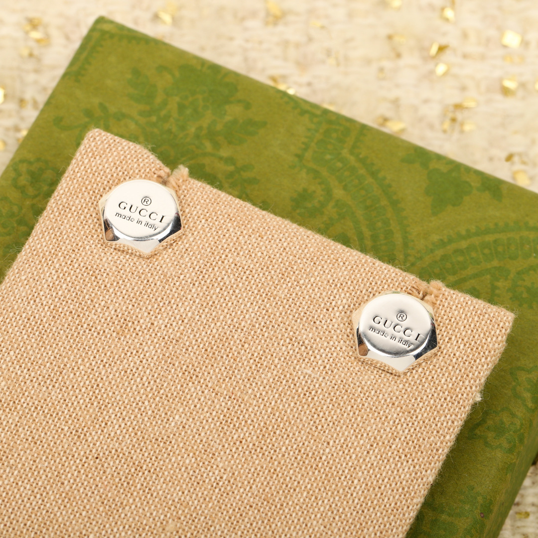 ¥ 180【我们出品】雕花耳钉，贵妇标配。纯银材质，量大价询客Fu

这款耳钉采用银925匠心打造，精心点缀Gucci商标刻花。刻面设计尽释品牌珠宝美学，令配饰更显考究不凡。通体采用925银，保色程度更久。