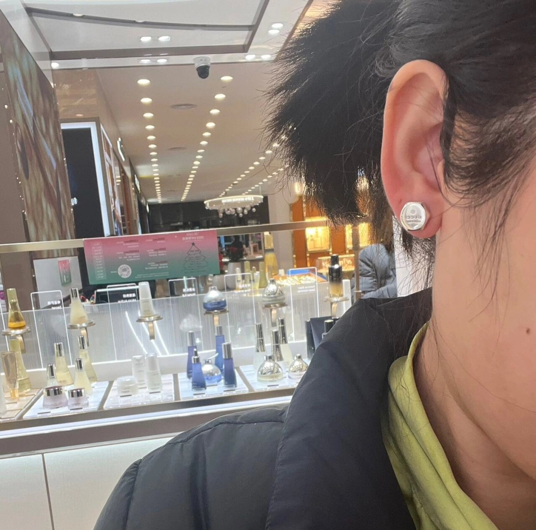 ¥ 180【我们出品】雕花耳钉，贵妇标配。纯银材质，量大价询客Fu

这款耳钉采用银925匠心打造，精心点缀Gucci商标刻花。刻面设计尽释品牌珠宝美学，令配饰更显考究不凡。通体采用925银，保色程度更久。