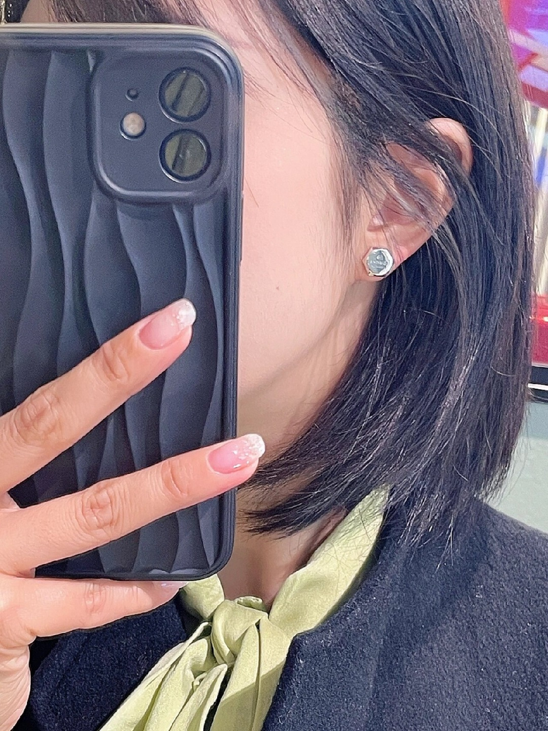 ¥ 180【我们出品】雕花耳钉，贵妇标配。纯银材质，量大价询客Fu

这款耳钉采用银925匠心打造，精心点缀Gucci商标刻花。刻面设计尽释品牌珠宝美学，令配饰更显考究不凡。通体采用925银，保色程度更久。