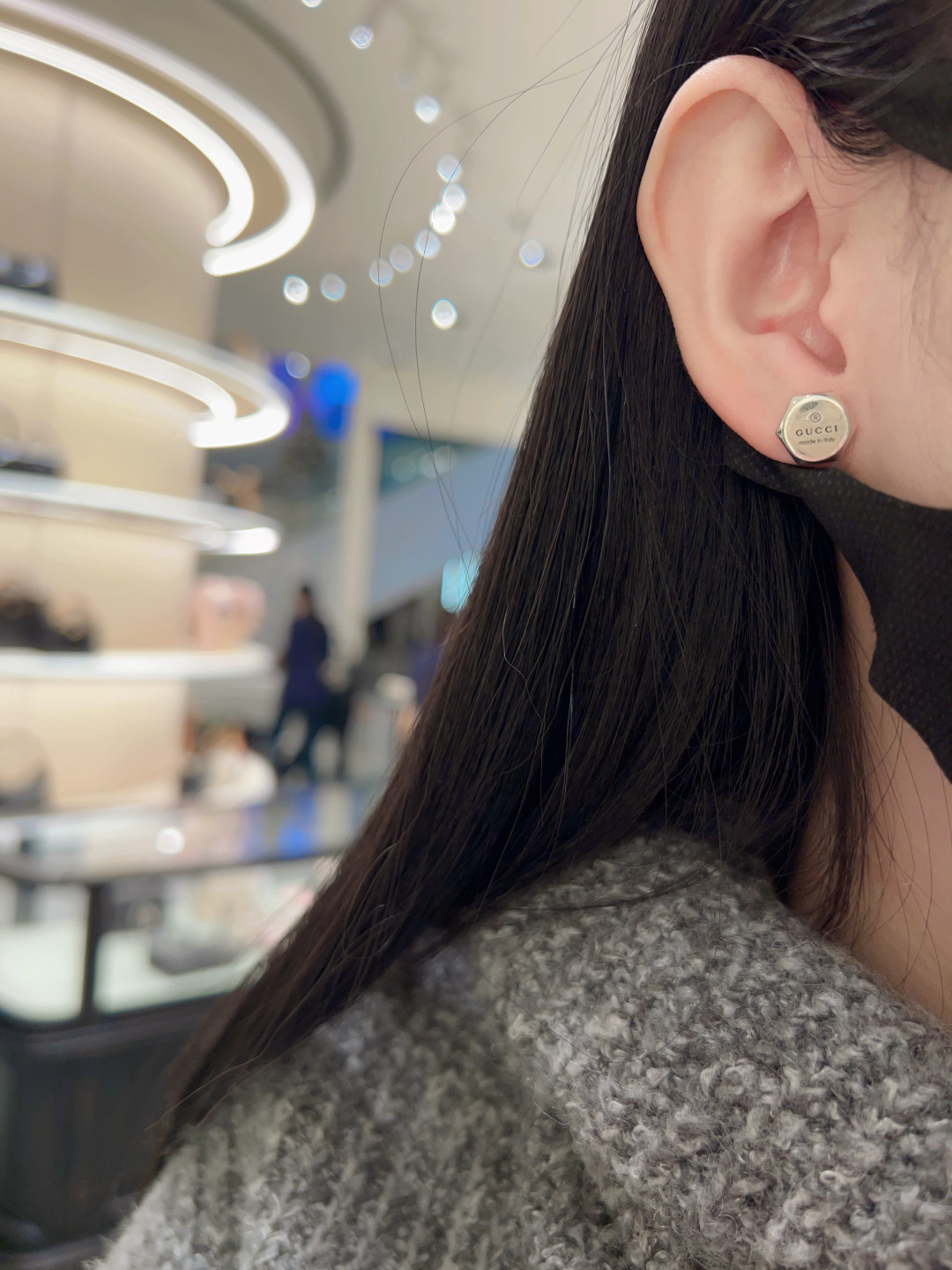 ¥ 180【我们出品】雕花耳钉，贵妇标配。纯银材质，量大价询客Fu

这款耳钉采用银925匠心打造，精心点缀Gucci商标刻花。刻面设计尽释品牌珠宝美学，令配饰更显考究不凡。通体采用925银，保色程度更久。