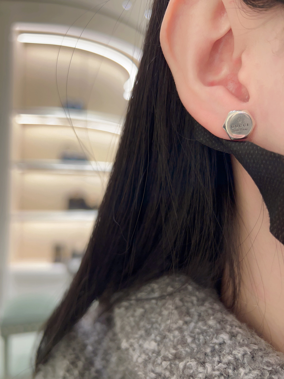 ¥ 180【我们出品】雕花耳钉，贵妇标配。纯银材质，量大价询客Fu

这款耳钉采用银925匠心打造，精心点缀Gucci商标刻花。刻面设计尽释品牌珠宝美学，令配饰更显考究不凡。通体采用925银，保色程度更久。