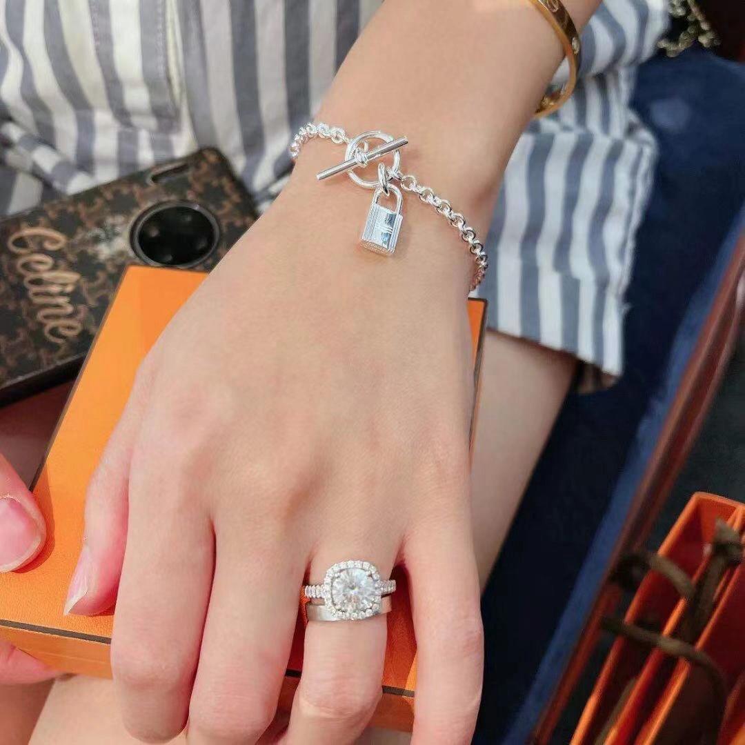 p348【我们出品】爱马仕锁头kelly手链  zp为纯银材质，量大咨询客服

绝不偷工减料！要便宜不对版的移步其他家  【精工性价比版本】新款925纯银爱马仕Herm@s系列新款kelly手链，小巧精致的confettis样式，它是实心纯银的！专柜一致材料，所以放在掌心十足的份量，足足十几克，灵感来自爱马仕最经典锁头设计元素最简单的OT做搭扣，超级仙气的一款，个性 风格  ✨✨上身超赞
整个主件都是实心的❗️这就意味着不论做真金还是其他材质，这个非常有重量且质感的，沉甸甸的[机智][机智] 防伪钢印，上边有两个防伪钢印，里边都有图腾的，宝们静静的感受一下！
最后，只想说，认识我们真心太太福气了，能真正几百块做到ZP几万块的工艺味道的，我想也就只有我们的，用颗心感受，我都想给我自己点个赞👍🏻 