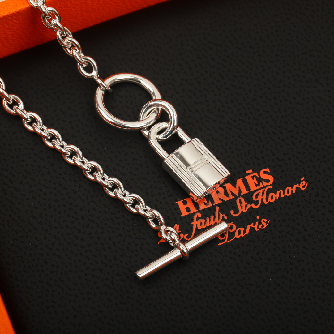 p348【我们出品】爱马仕锁头kelly手链  zp为纯银材质，量大咨询客服

绝不偷工减料！要便宜不对版的移步其他家  【精工性价比版本】新款925纯银爱马仕Herm@s系列新款kelly手链，小巧精致的confettis样式，它是实心纯银的！专柜一致材料，所以放在掌心十足的份量，足足十几克，灵感来自爱马仕最经典锁头设计元素最简单的OT做搭扣，超级仙气的一款，个性 风格  ✨✨上身超赞
整个主件都是实心的❗️这就意味着不论做真金还是其他材质，这个非常有重量且质感的，沉甸甸的[机智][机智] 防伪钢印，上边有两个防伪钢印，里边都有图腾的，宝们静静的感受一下！
最后，只想说，认识我们真心太太福气了，能真正几百块做到ZP几万块的工艺味道的，我想也就只有我们的，用颗心感受，我都想给我自己点个赞👍🏻 