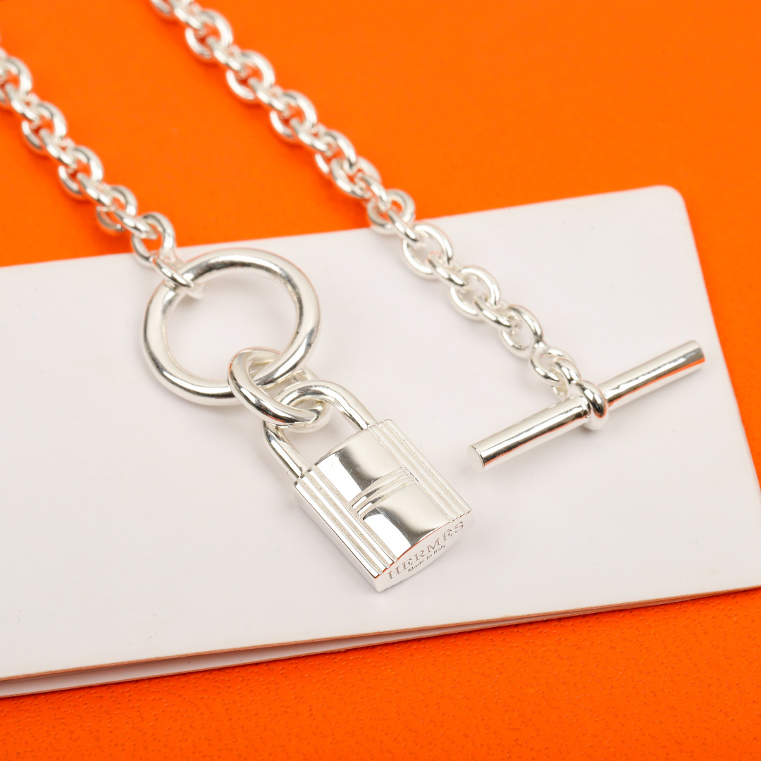 p348【我们出品】爱马仕锁头kelly手链  zp为纯银材质，量大咨询客服

绝不偷工减料！要便宜不对版的移步其他家  【精工性价比版本】新款925纯银爱马仕Herm@s系列新款kelly手链，小巧精致的confettis样式，它是实心纯银的！专柜一致材料，所以放在掌心十足的份量，足足十几克，灵感来自爱马仕最经典锁头设计元素最简单的OT做搭扣，超级仙气的一款，个性 风格  ✨✨上身超赞
整个主件都是实心的❗️这就意味着不论做真金还是其他材质，这个非常有重量且质感的，沉甸甸的[机智][机智] 防伪钢印，上边有两个防伪钢印，里边都有图腾的，宝们静静的感受一下！
最后，只想说，认识我们真心太太福气了，能真正几百块做到ZP几万块的工艺味道的，我想也就只有我们的，用颗心感受，我都想给我自己点个赞👍🏻 