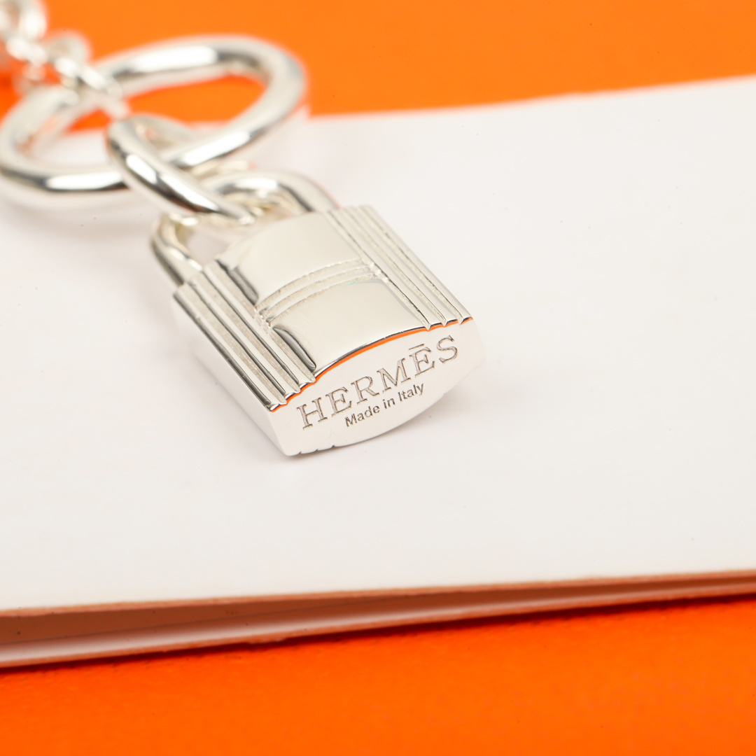 p348【我们出品】爱马仕锁头kelly手链  zp为纯银材质，量大咨询客服

绝不偷工减料！要便宜不对版的移步其他家  【精工性价比版本】新款925纯银爱马仕Herm@s系列新款kelly手链，小巧精致的confettis样式，它是实心纯银的！专柜一致材料，所以放在掌心十足的份量，足足十几克，灵感来自爱马仕最经典锁头设计元素最简单的OT做搭扣，超级仙气的一款，个性 风格  ✨✨上身超赞
整个主件都是实心的❗️这就意味着不论做真金还是其他材质，这个非常有重量且质感的，沉甸甸的[机智][机智] 防伪钢印，上边有两个防伪钢印，里边都有图腾的，宝们静静的感受一下！
最后，只想说，认识我们真心太太福气了，能真正几百块做到ZP几万块的工艺味道的，我想也就只有我们的，用颗心感受，我都想给我自己点个赞👍🏻 