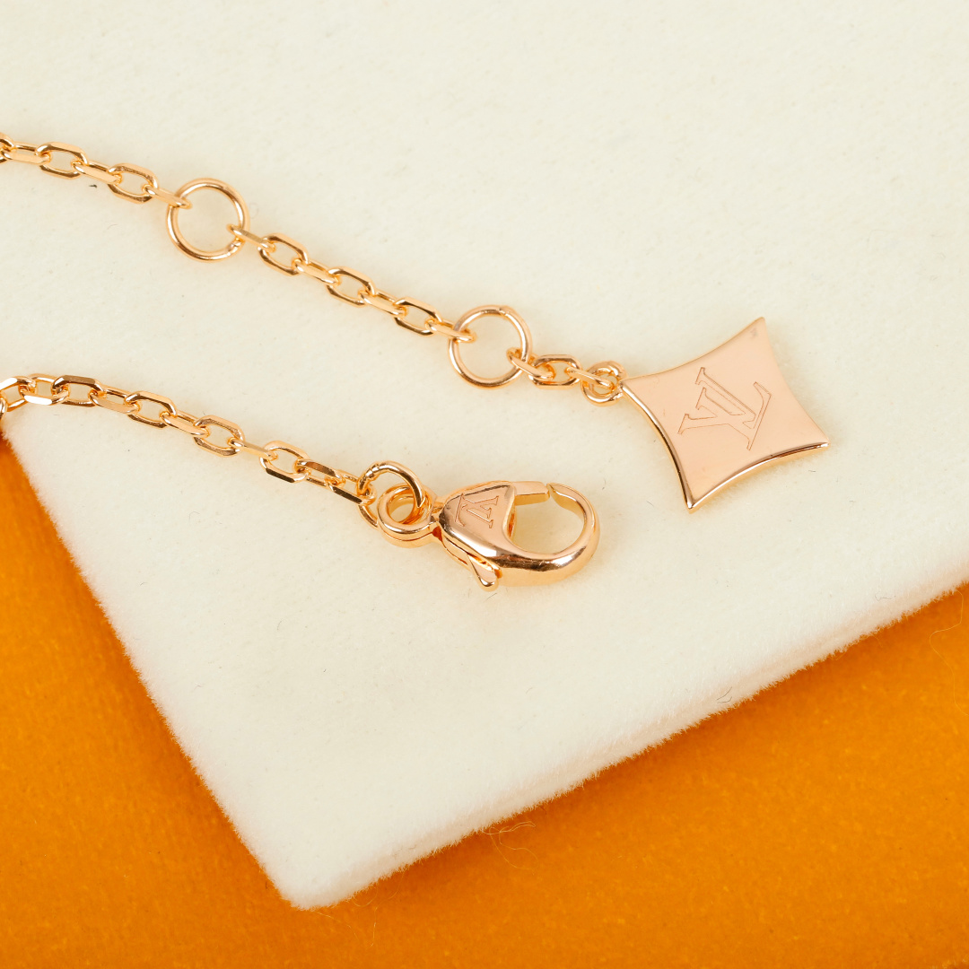 p208【我们出品】 STAR BLOSSOM 项链  ZP 💰35000  认准真正购入珠宝类ZP开发的！可订制真金真钻版本，咨询客Fu！

【纯银精工版】LV Monogram Flower花卉图案，闪耀的钻石镶嵌于花卉上，精致珍贵。外观时尚摩登，充满淑女气质，可搭配任意造型；来自炫丽的Star Blossom系列，灵感源于1896年乔治-路易·威登设计的经典Monogram Flower花卉纹饰！无论日夜，耀眼如一。
非常时尚！这次工艺，不再是传统的倒模件，而是直接精雕机过机雕刻，这样出来的配件角度非常完美，形状立体分明，线条感十分均匀，这个做法唯一的遗憾就是银子损耗大，成本高了[捂脸]非常有气质内涵的一款，老规矩，只服务懂货的宝宝们[机智]
手链项链同价 