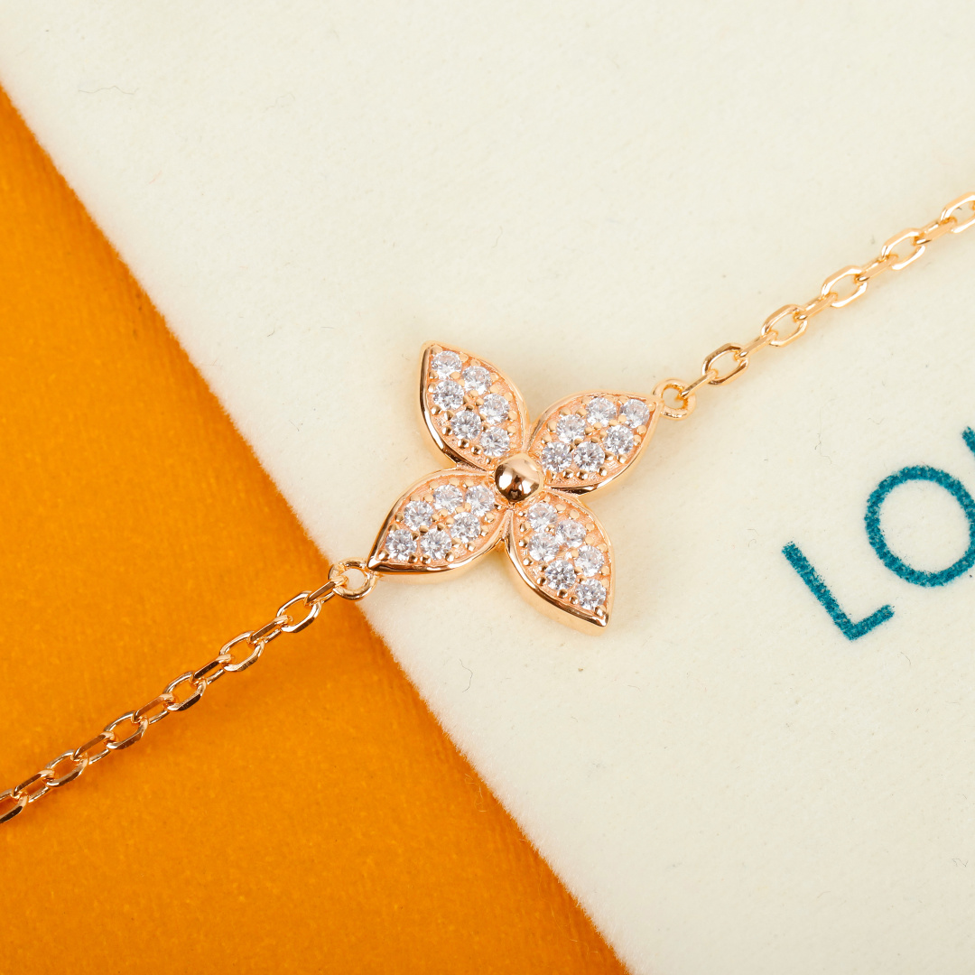 p208【我们出品】 STAR BLOSSOM 项链  ZP 💰35000  认准真正购入珠宝类ZP开发的！可订制真金真钻版本，咨询客Fu！

【纯银精工版】LV Monogram Flower花卉图案，闪耀的钻石镶嵌于花卉上，精致珍贵。外观时尚摩登，充满淑女气质，可搭配任意造型；来自炫丽的Star Blossom系列，灵感源于1896年乔治-路易·威登设计的经典Monogram Flower花卉纹饰！无论日夜，耀眼如一。
非常时尚！这次工艺，不再是传统的倒模件，而是直接精雕机过机雕刻，这样出来的配件角度非常完美，形状立体分明，线条感十分均匀，这个做法唯一的遗憾就是银子损耗大，成本高了[捂脸]非常有气质内涵的一款，老规矩，只服务懂货的宝宝们[机智]
手链项链同价 