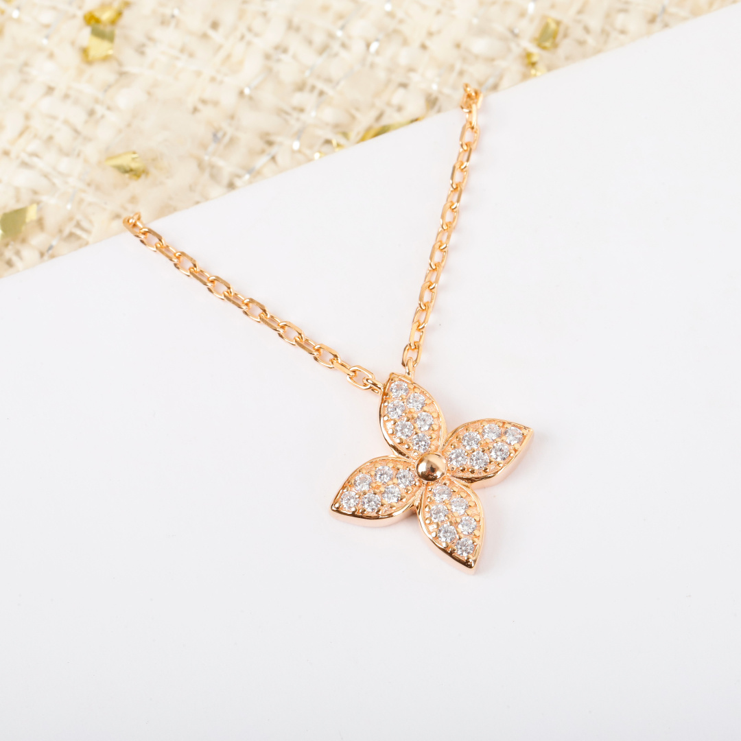 p188【我们出品】 STAR BLOSSOM 项链  ZP 💰35000  认准真正购入珠宝类ZP开发的！可订制真金真钻版本，咨询客Fu！

【纯银精工版】LV Monogram Flower花卉图案，闪耀的钻石镶嵌于花卉上，精致珍贵。外观时尚摩登，充满淑女气质，可搭配任意造型；来自炫丽的Star Blossom系列，灵感源于1896年乔治-路易·威登设计的经典Monogram Flower花卉纹饰！无论日夜，耀眼如一。
非常时尚！这次工艺，不再是传统的倒模件，而是直接精雕机过机雕刻，这样出来的配件角度非常完美，形状立体分明，线条感十分均匀，这个做法唯一的遗憾就是银子损耗大，成本高了[捂脸]非常有气质内涵的一款，老规矩，只服务懂货的宝宝们[机智]
手链项链同价 