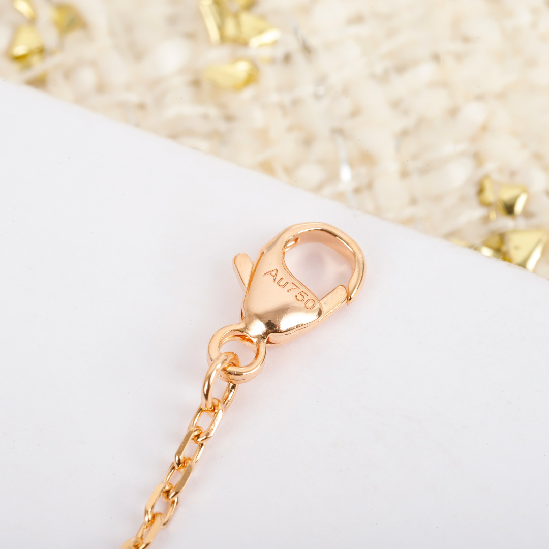 p188【我们出品】 STAR BLOSSOM 项链  ZP 💰35000  认准真正购入珠宝类ZP开发的！可订制真金真钻版本，咨询客Fu！

【纯银精工版】LV Monogram Flower花卉图案，闪耀的钻石镶嵌于花卉上，精致珍贵。外观时尚摩登，充满淑女气质，可搭配任意造型；来自炫丽的Star Blossom系列，灵感源于1896年乔治-路易·威登设计的经典Monogram Flower花卉纹饰！无论日夜，耀眼如一。
非常时尚！这次工艺，不再是传统的倒模件，而是直接精雕机过机雕刻，这样出来的配件角度非常完美，形状立体分明，线条感十分均匀，这个做法唯一的遗憾就是银子损耗大，成本高了[捂脸]非常有气质内涵的一款，老规矩，只服务懂货的宝宝们[机智]
手链项链同价 