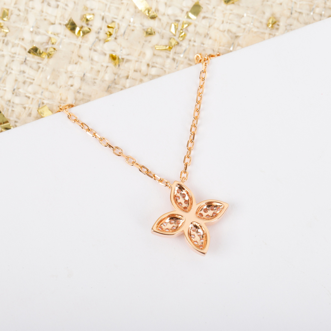 p188【我们出品】 STAR BLOSSOM 项链  ZP 💰35000  认准真正购入珠宝类ZP开发的！可订制真金真钻版本，咨询客Fu！

【纯银精工版】LV Monogram Flower花卉图案，闪耀的钻石镶嵌于花卉上，精致珍贵。外观时尚摩登，充满淑女气质，可搭配任意造型；来自炫丽的Star Blossom系列，灵感源于1896年乔治-路易·威登设计的经典Monogram Flower花卉纹饰！无论日夜，耀眼如一。
非常时尚！这次工艺，不再是传统的倒模件，而是直接精雕机过机雕刻，这样出来的配件角度非常完美，形状立体分明，线条感十分均匀，这个做法唯一的遗憾就是银子损耗大，成本高了[捂脸]非常有气质内涵的一款，老规矩，只服务懂货的宝宝们[机智]
手链项链同价 