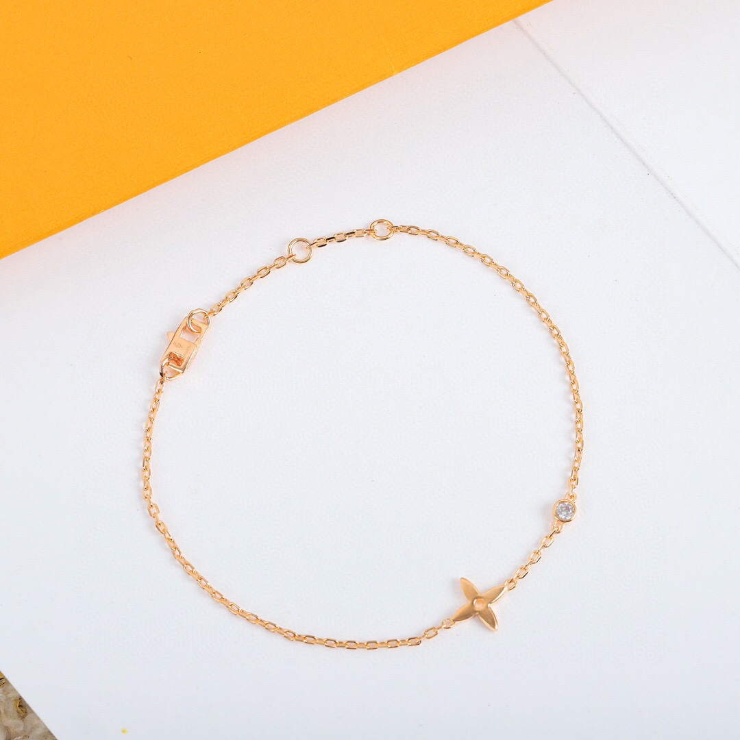 p168
 【我们出品】Lv louls vulttoN 系列很是推荐，上手非常的简约大方！这次工艺，不再是传统的倒模件，而是直接精雕机过机雕刻，这样出来的配件角度非常完美，形状立体分明，线条感十分均匀，这个做法唯一的遗憾就是银子损耗大，成本高了[捂脸]再到扣子，全部自己手工做，纯手工组装，外边绝对没有一样样的！非常有气质内涵的一款，老规矩，只服务懂货的宝宝们[机智]
