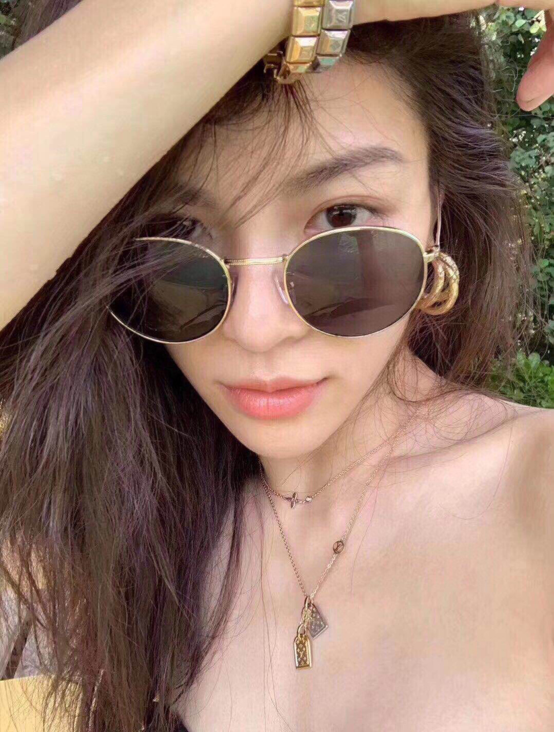 p168
 【我们出品】Lv louls vulttoN 系列很是推荐，上手非常的简约大方！这次工艺，不再是传统的倒模件，而是直接精雕机过机雕刻，这样出来的配件角度非常完美，形状立体分明，线条感十分均匀，这个做法唯一的遗憾就是银子损耗大，成本高了[捂脸]再到扣子，全部自己手工做，纯手工组装，外边绝对没有一样样的！非常有气质内涵的一款，老规矩，只服务懂货的宝宝们[机智]
