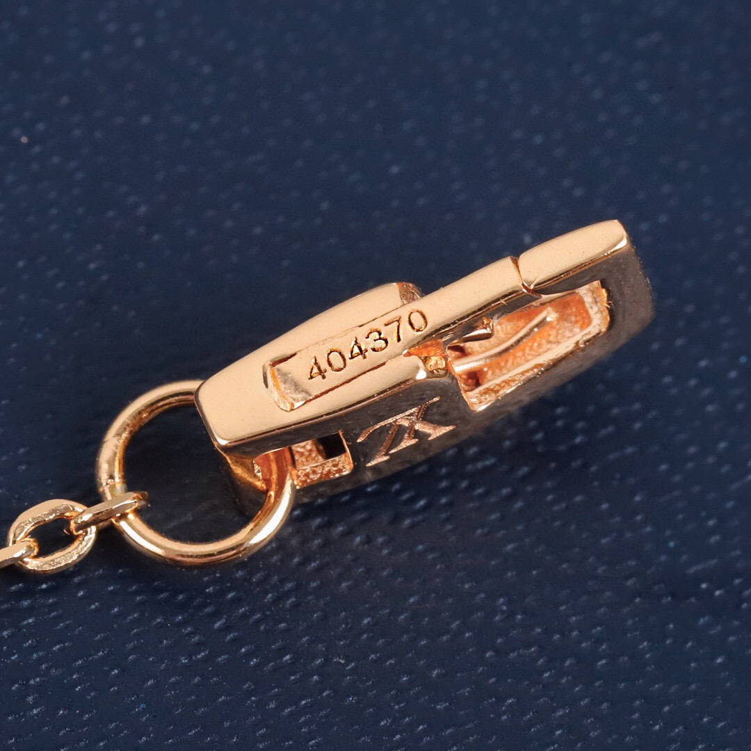 p168
 【我们出品】Lv louls vulttoN 系列很是推荐，上手非常的简约大方！这次工艺，不再是传统的倒模件，而是直接精雕机过机雕刻，这样出来的配件角度非常完美，形状立体分明，线条感十分均匀，这个做法唯一的遗憾就是银子损耗大，成本高了[捂脸]再到扣子，全部自己手工做，纯手工组装，外边绝对没有一样样的！非常有气质内涵的一款，老规矩，只服务懂货的宝宝们[机智]
