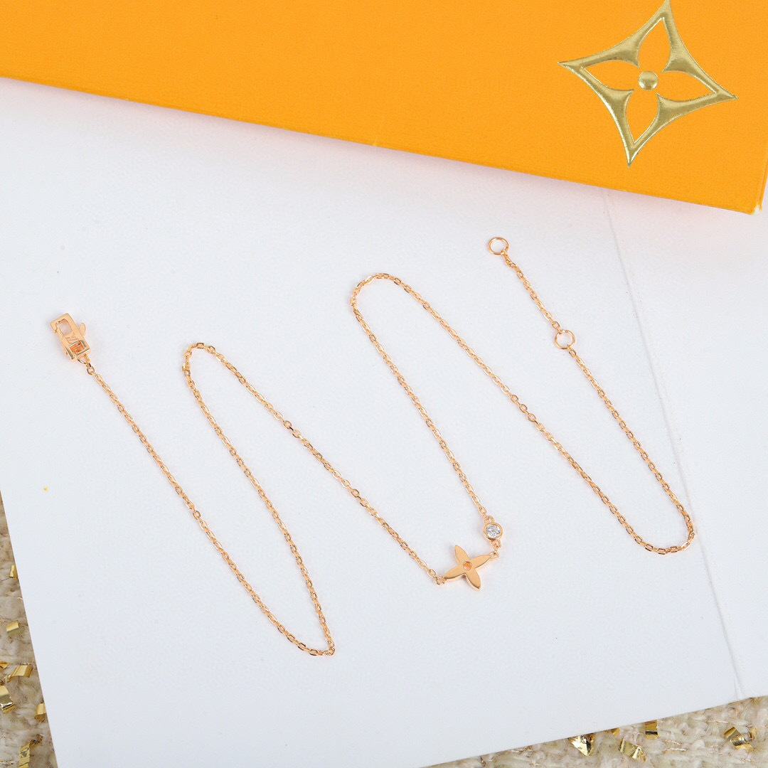 p168
 【我们出品】Lv louls vulttoN 系列很是推荐，上手非常的简约大方！这次工艺，不再是传统的倒模件，而是直接精雕机过机雕刻，这样出来的配件角度非常完美，形状立体分明，线条感十分均匀，这个做法唯一的遗憾就是银子损耗大，成本高了[捂脸]再到扣子，全部自己手工做，纯手工组装，外边绝对没有一样样的！非常有气质内涵的一款，老规矩，只服务懂货的宝宝们[机智]
