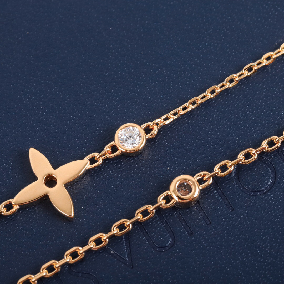 p168
 【我们出品】Lv louls vulttoN 系列很是推荐，上手非常的简约大方！这次工艺，不再是传统的倒模件，而是直接精雕机过机雕刻，这样出来的配件角度非常完美，形状立体分明，线条感十分均匀，这个做法唯一的遗憾就是银子损耗大，成本高了[捂脸]再到扣子，全部自己手工做，纯手工组装，外边绝对没有一样样的！非常有气质内涵的一款，老规矩，只服务懂货的宝宝们[机智]
