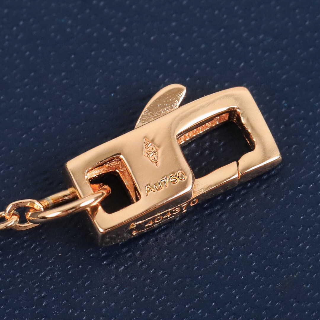 p168
 【我们出品】Lv louls vulttoN 系列很是推荐，上手非常的简约大方！这次工艺，不再是传统的倒模件，而是直接精雕机过机雕刻，这样出来的配件角度非常完美，形状立体分明，线条感十分均匀，这个做法唯一的遗憾就是银子损耗大，成本高了[捂脸]再到扣子，全部自己手工做，纯手工组装，外边绝对没有一样样的！非常有气质内涵的一款，老规矩，只服务懂货的宝宝们[机智]
