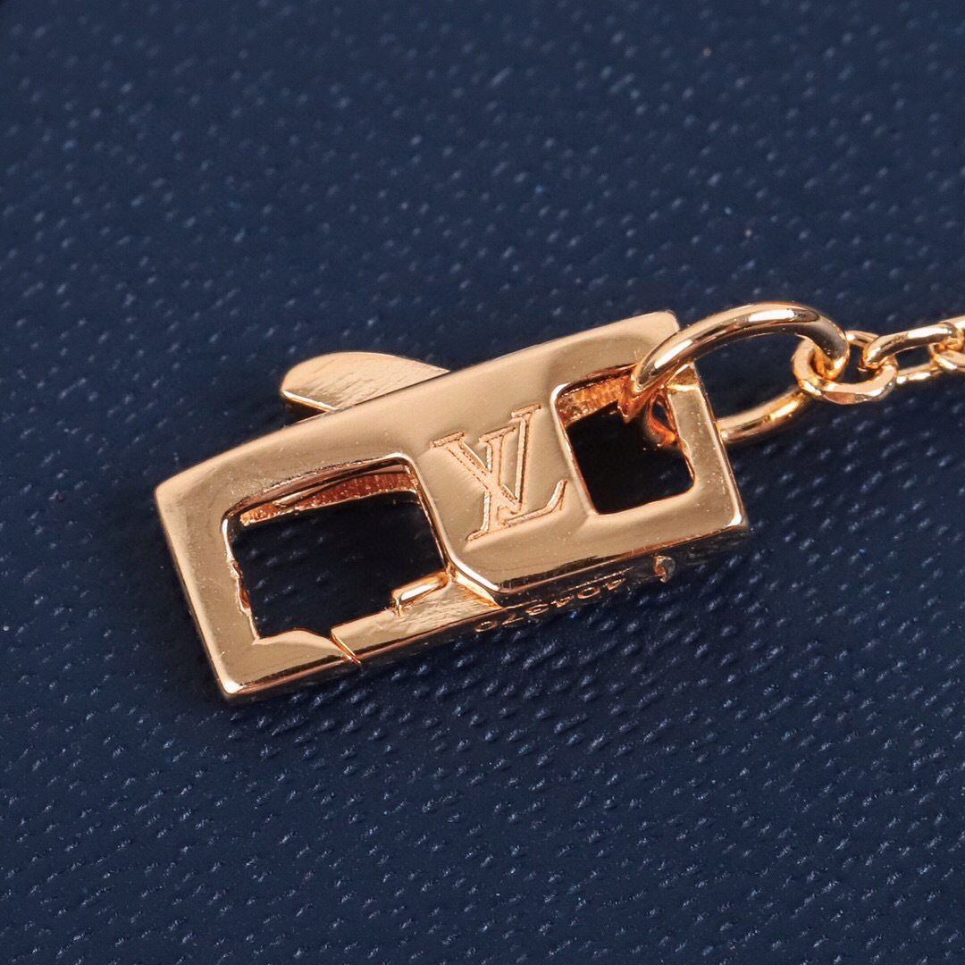 p168
 【我们出品】Lv louls vulttoN 系列很是推荐，上手非常的简约大方！这次工艺，不再是传统的倒模件，而是直接精雕机过机雕刻，这样出来的配件角度非常完美，形状立体分明，线条感十分均匀，这个做法唯一的遗憾就是银子损耗大，成本高了[捂脸]再到扣子，全部自己手工做，纯手工组装，外边绝对没有一样样的！非常有气质内涵的一款，老规矩，只服务懂货的宝宝们[机智]
