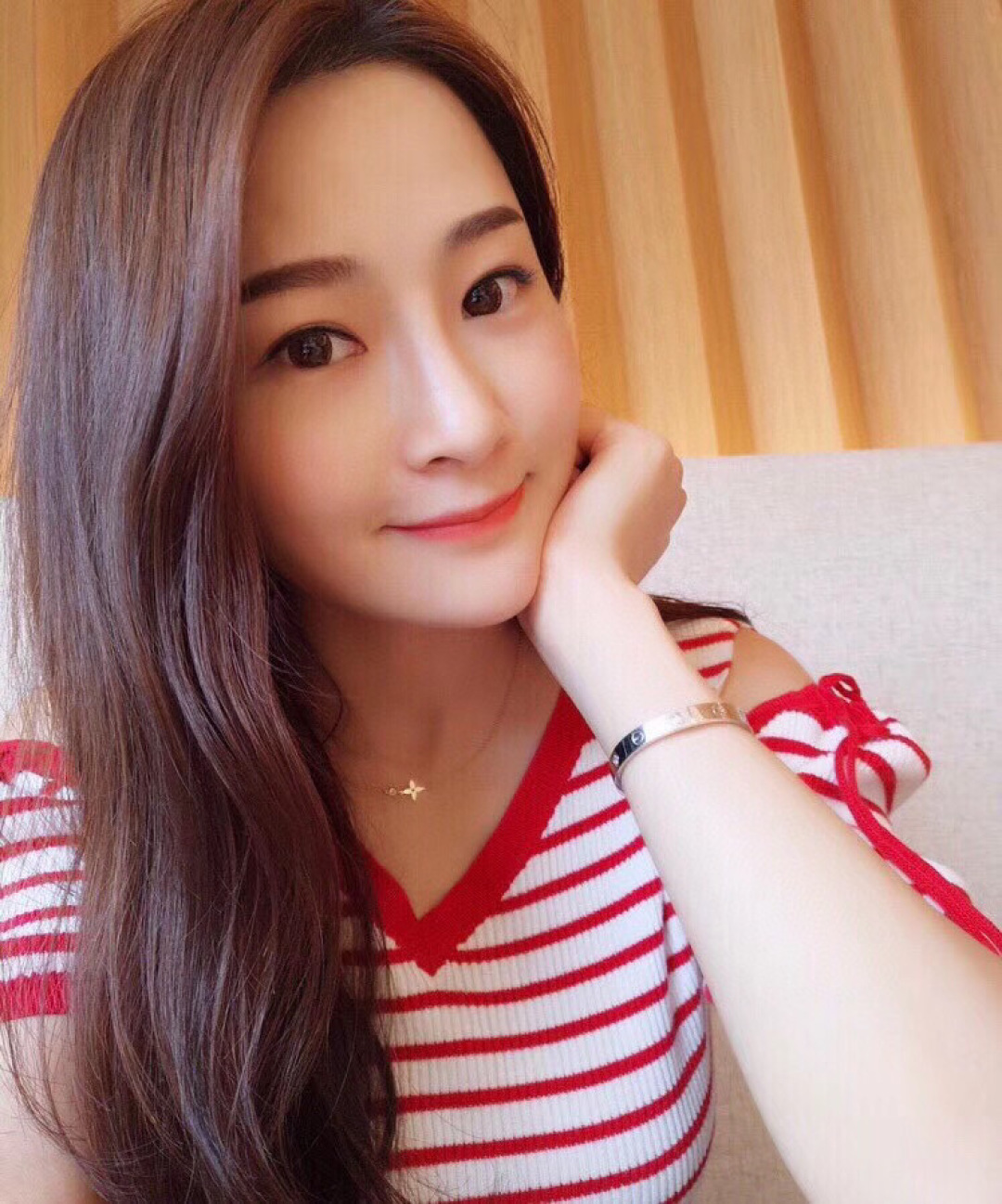 p168 【我们出品】LV louls vulttoN 系列很是推荐，上手非常的简约大方！这次工艺，不再是传统的倒模件，而是直接精雕机过机雕刻，这样出来的配件角度非常完美，形状立体分明，线条感十分均匀，这个做法唯一的遗憾就是银子损耗大，成本高了[捂脸]再到扣子，全部自己手工做，纯手工组装，外边绝对没有一样样的！非常有气质内涵的一款，老规矩，只服务懂货的宝宝们[机智]
项链手链同价