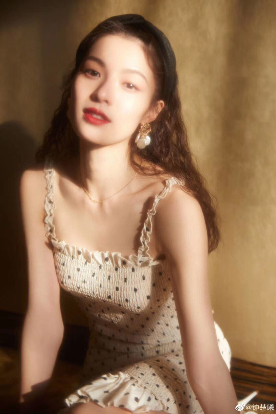 p168 【我们出品】LV louls vulttoN 系列很是推荐，上手非常的简约大方！这次工艺，不再是传统的倒模件，而是直接精雕机过机雕刻，这样出来的配件角度非常完美，形状立体分明，线条感十分均匀，这个做法唯一的遗憾就是银子损耗大，成本高了[捂脸]再到扣子，全部自己手工做，纯手工组装，外边绝对没有一样样的！非常有气质内涵的一款，老规矩，只服务懂货的宝宝们[机智]
项链手链同价